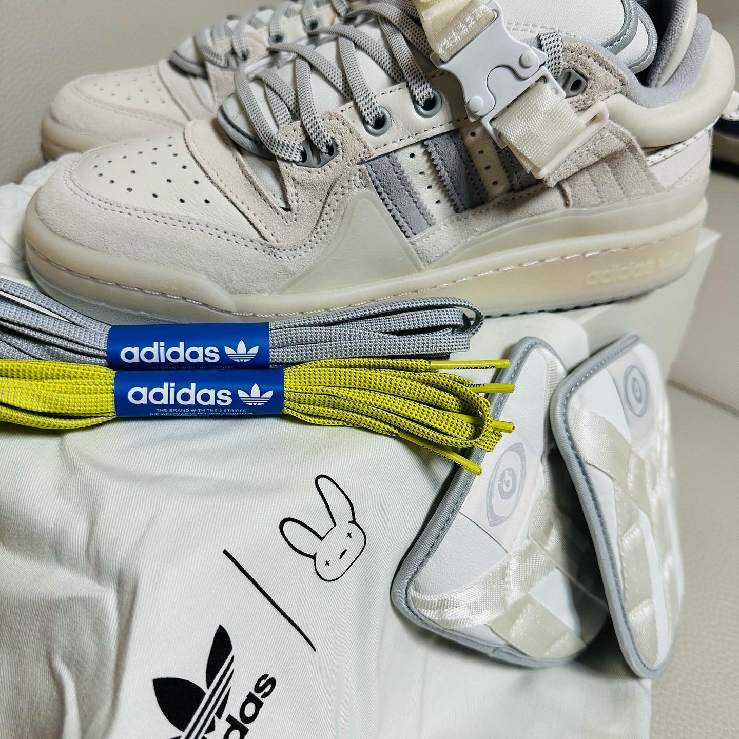 Adidas x Bad Bunny Forum Low Cloud White Clear Onix 착용 스타일 - 1
