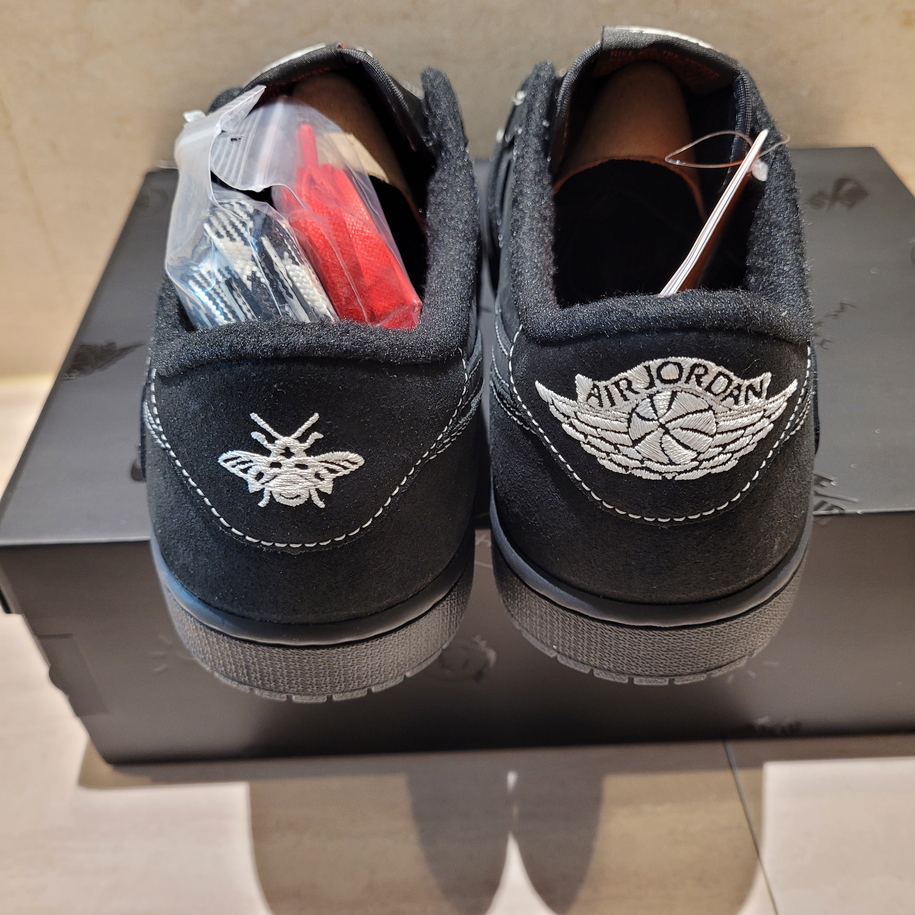 Jordan 1 x Travis Scott Retro Low OG SP Black Phantom 착용 스타일 - 2