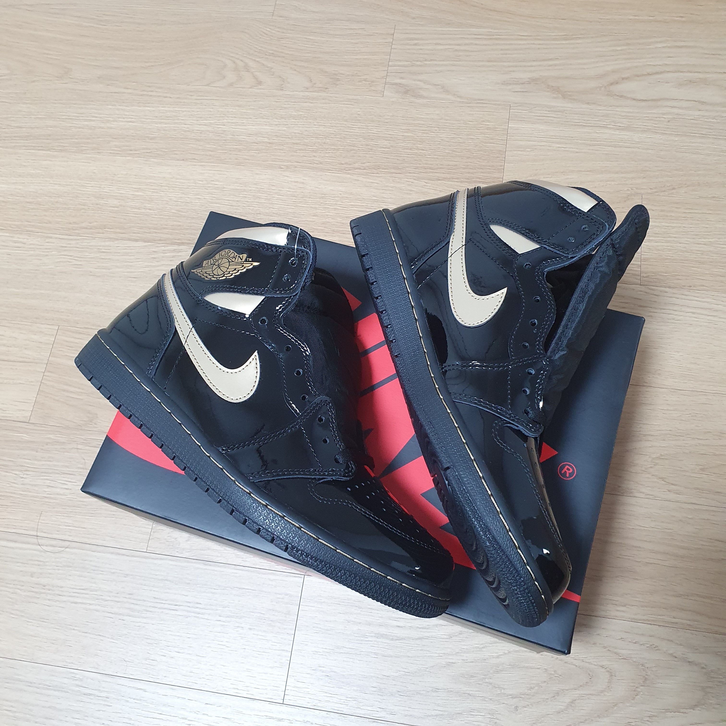 Jordan 1 Retro High OG Metallic Gold 착용 스타일