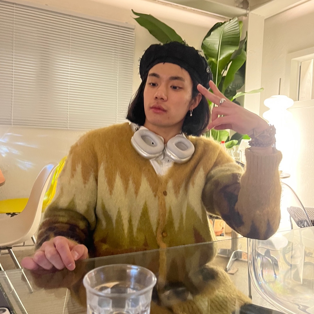 Needles Mohair Cardigan Zigzag Taupe, Apple AirPods Max Lightning Silver (Korean Ver.) 착용 스타일