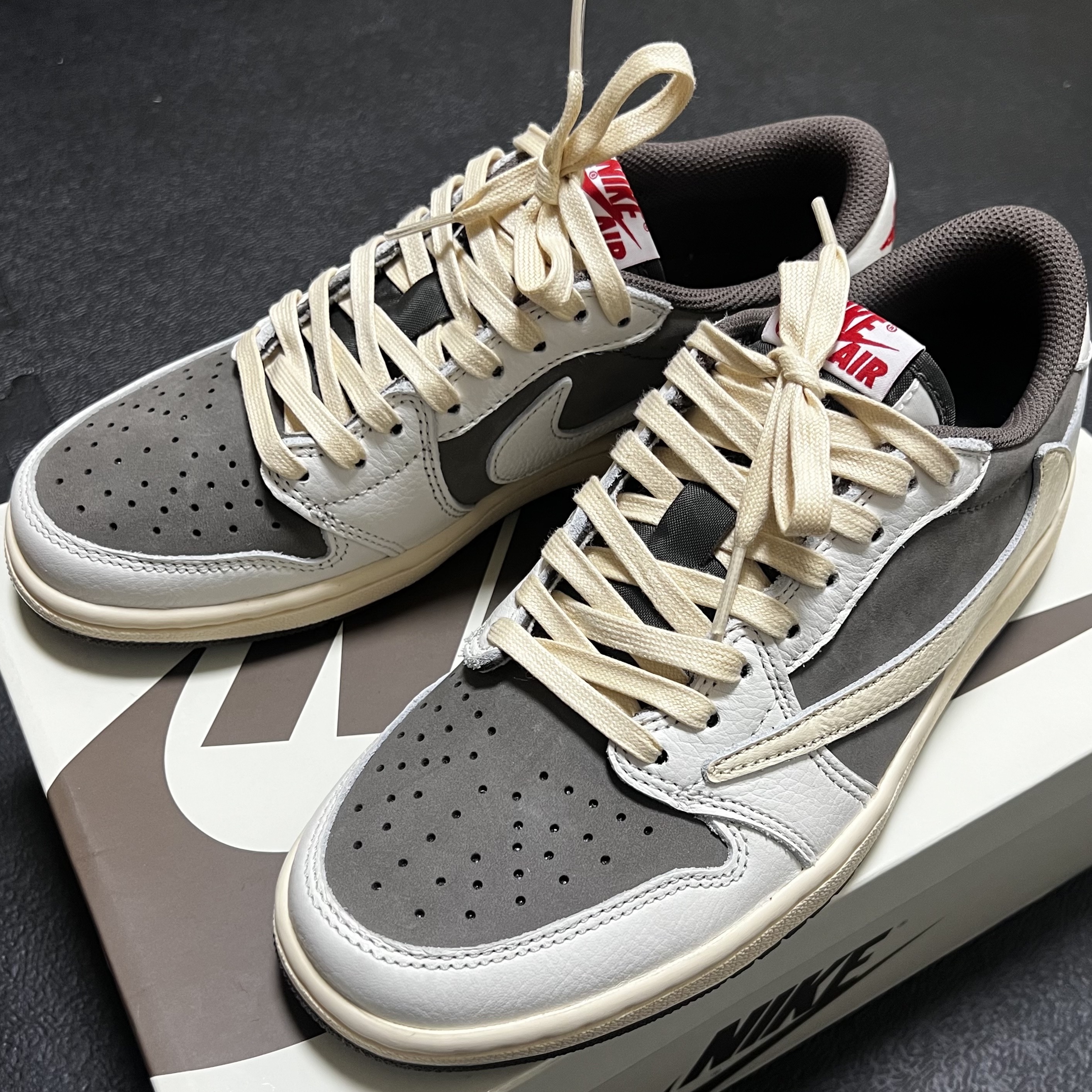 Jordan 1 x Travis Scott Retro Low OG SP Sail and Ridgerock 착용 스타일 - 2