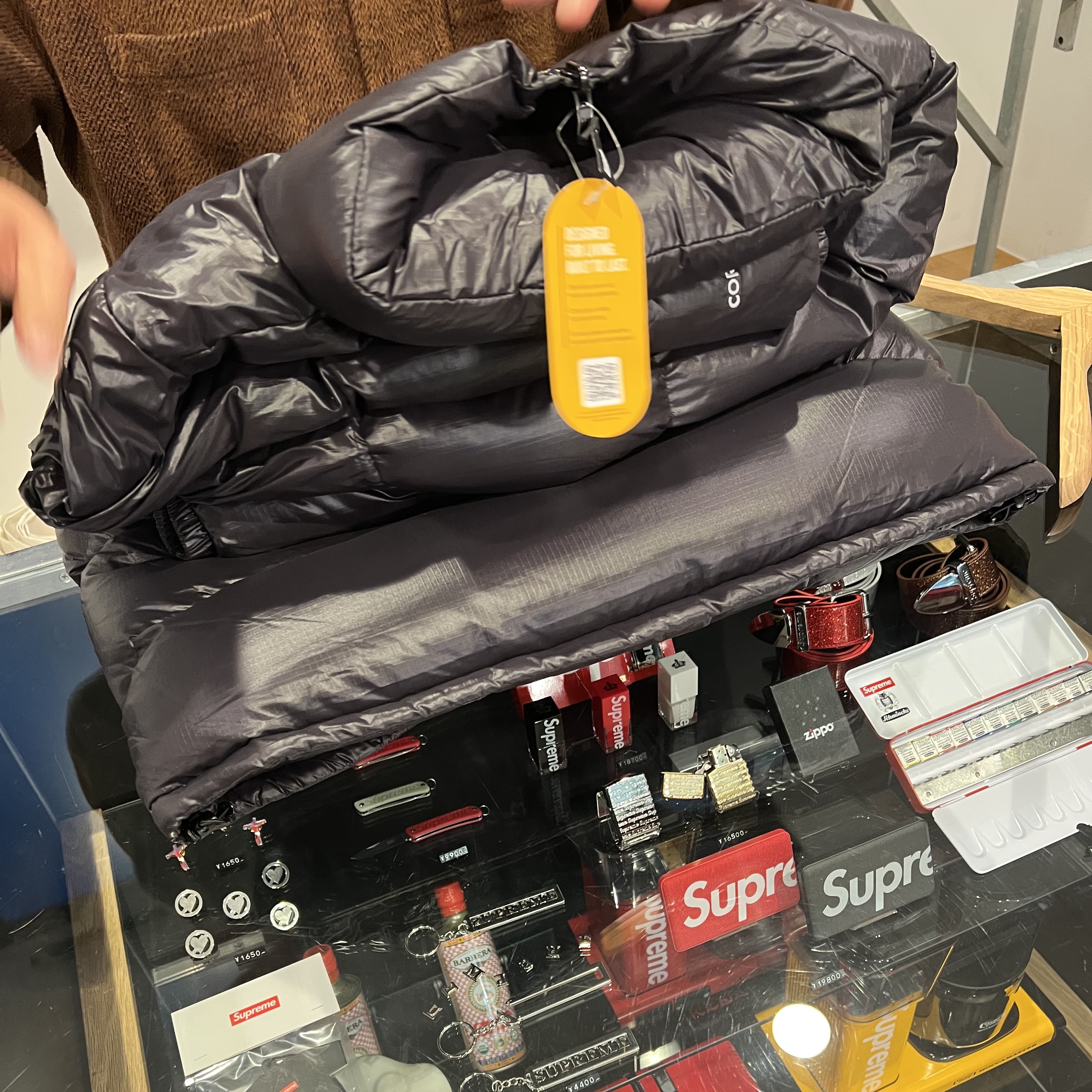 Supreme Reversible Featherweight Down Puffer Jacket Black - 22FW 착용 스타일 - 1