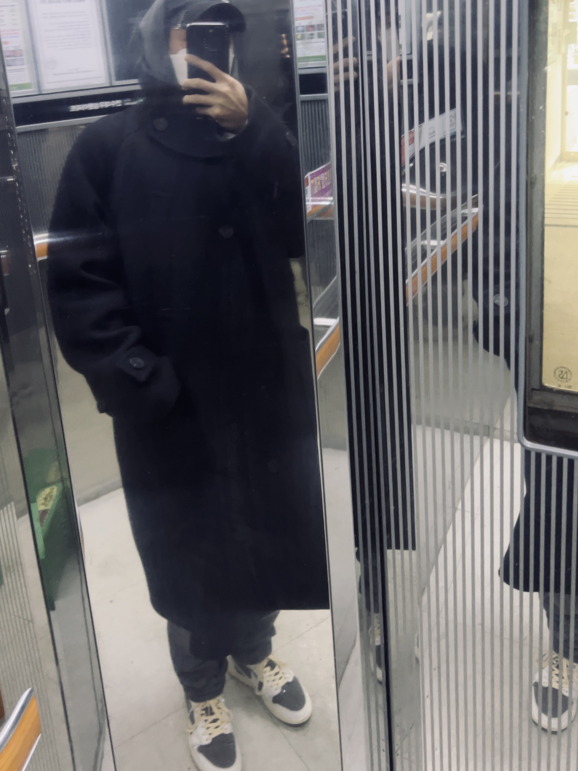 Jordan 1 x Travis Scott Retro Low OG SP Sail and Ridgerock, Undermycar Legion.02 Balmacaan Oversized Wool Coat Black 착용 스타일 - 1