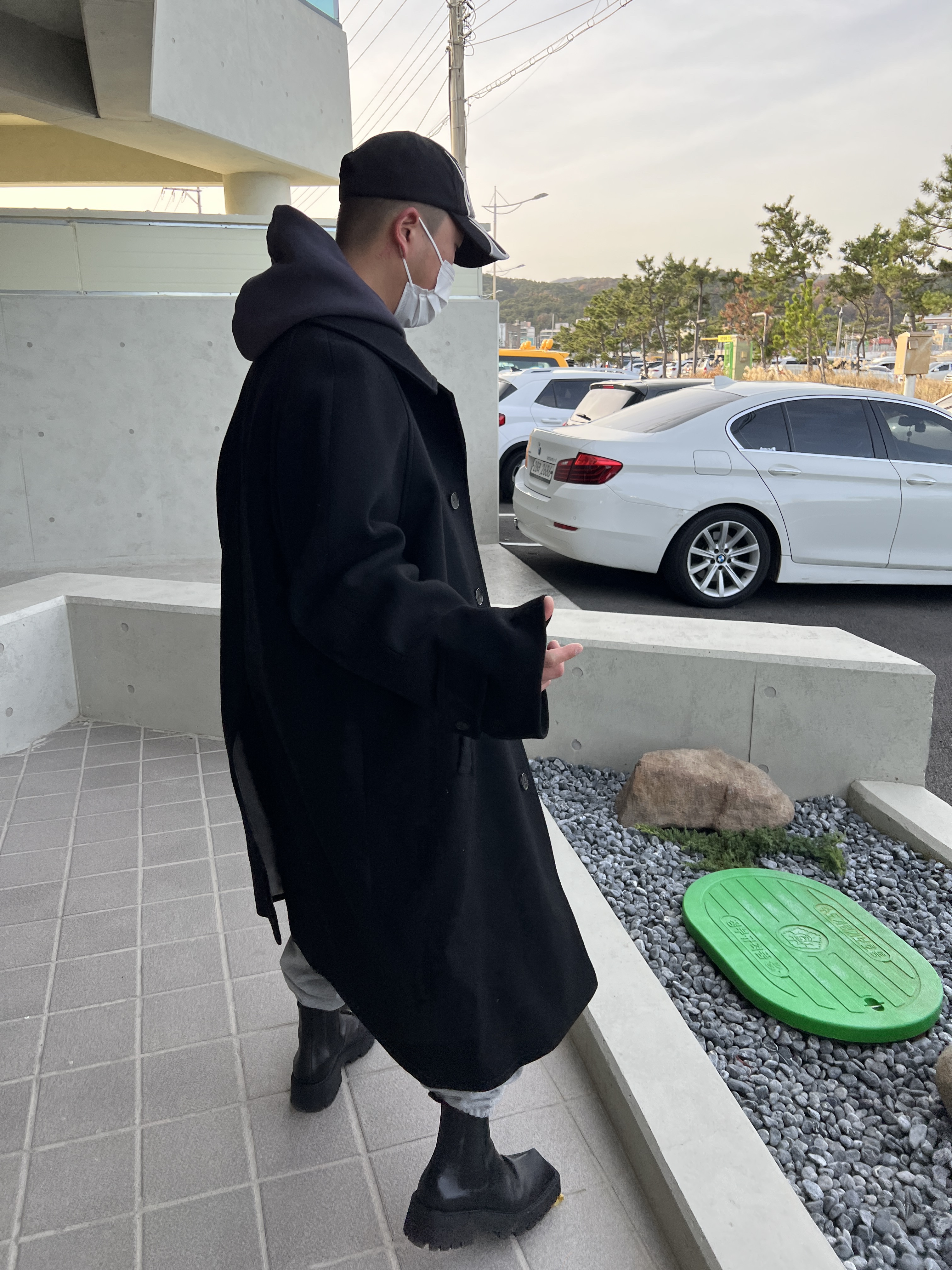 Yeezy Gap Engineered By Balenciaga Flame Cap Black, Undermycar Majanne Multi Button Oversized Wool Coat Black Oyster - 21FW 착용 스타일