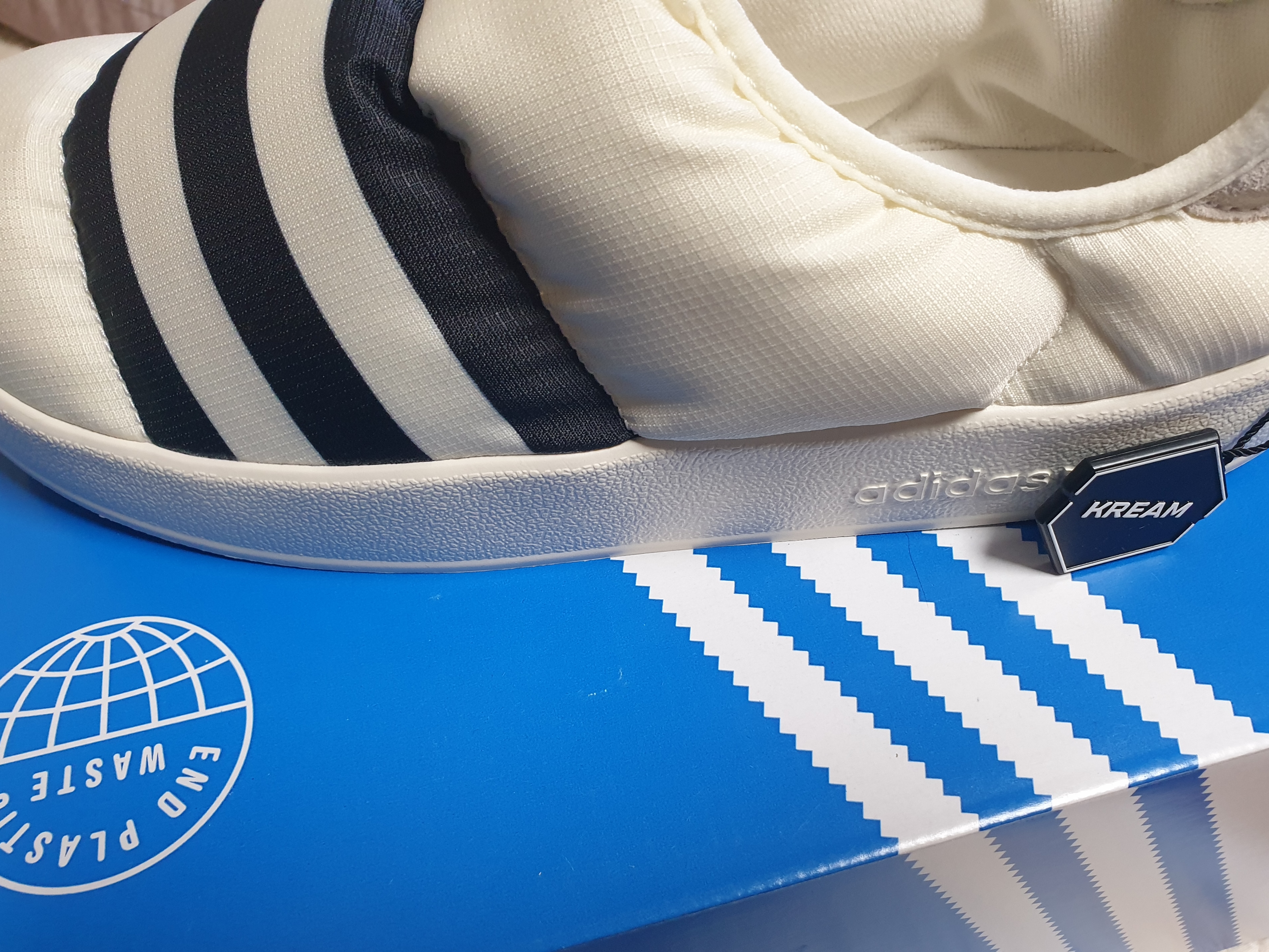 Adidas Puffylette Off White 착용 스타일