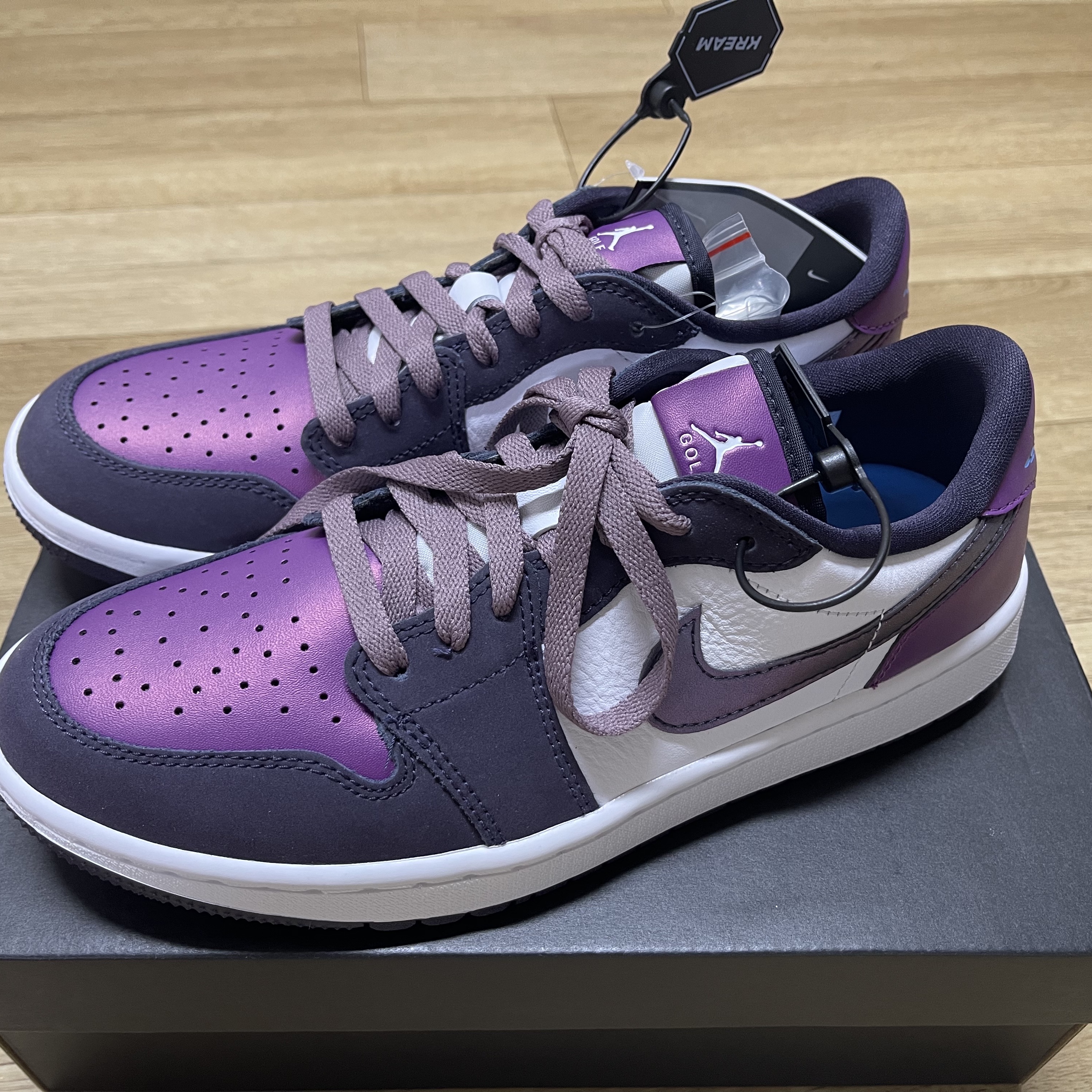 Jordan 1 Low Golf Cave Purple and Viotech 착용 스타일 - 1