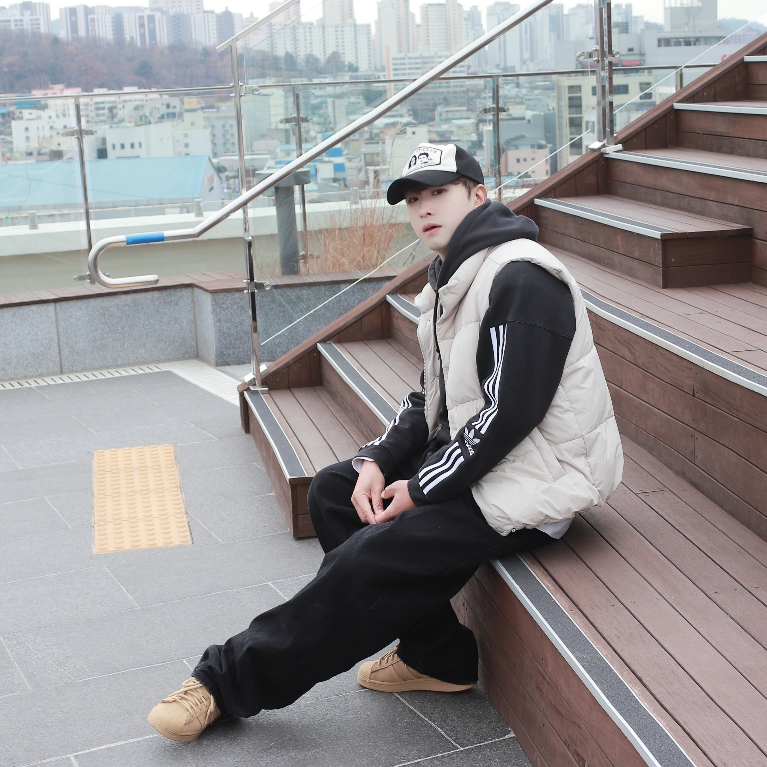 Adidas Superstar Golden Beige 착용 스타일 - 2