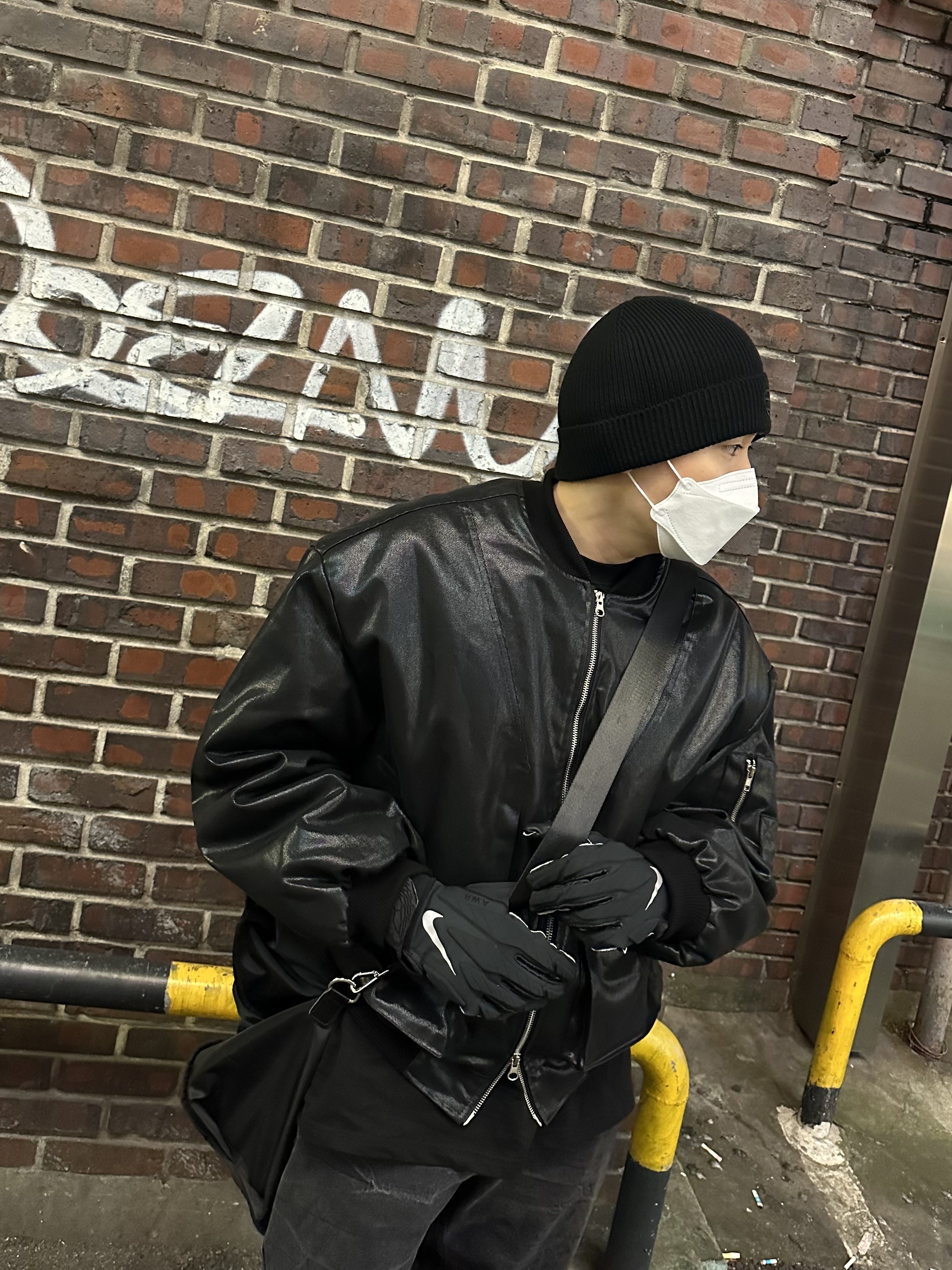 Balenciaga x Crocs Rubber Boot Black, Nike x Drake Nocta Gloves Black 착용 스타일 - 2