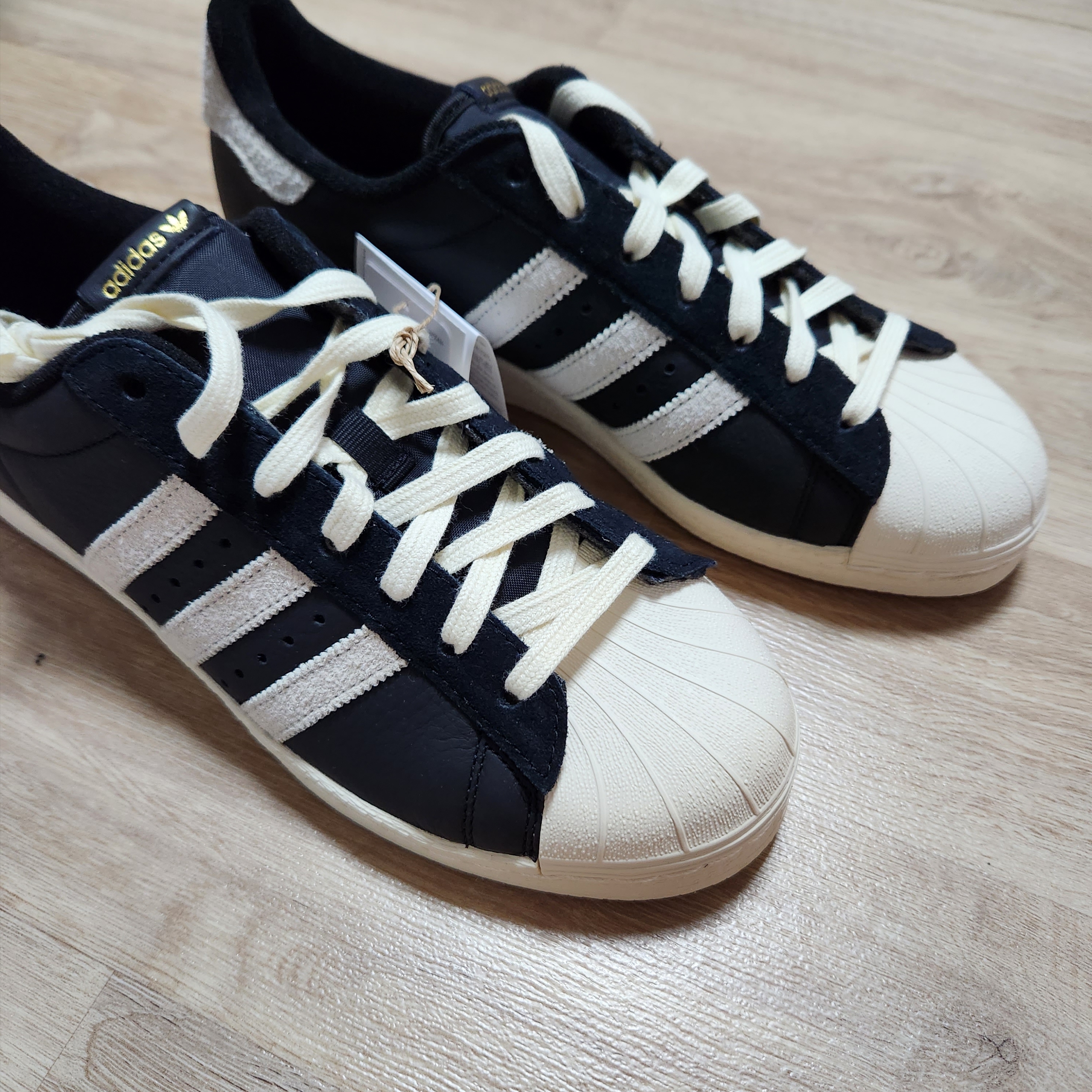 Adidas Superstar 82 Black White 착용 스타일