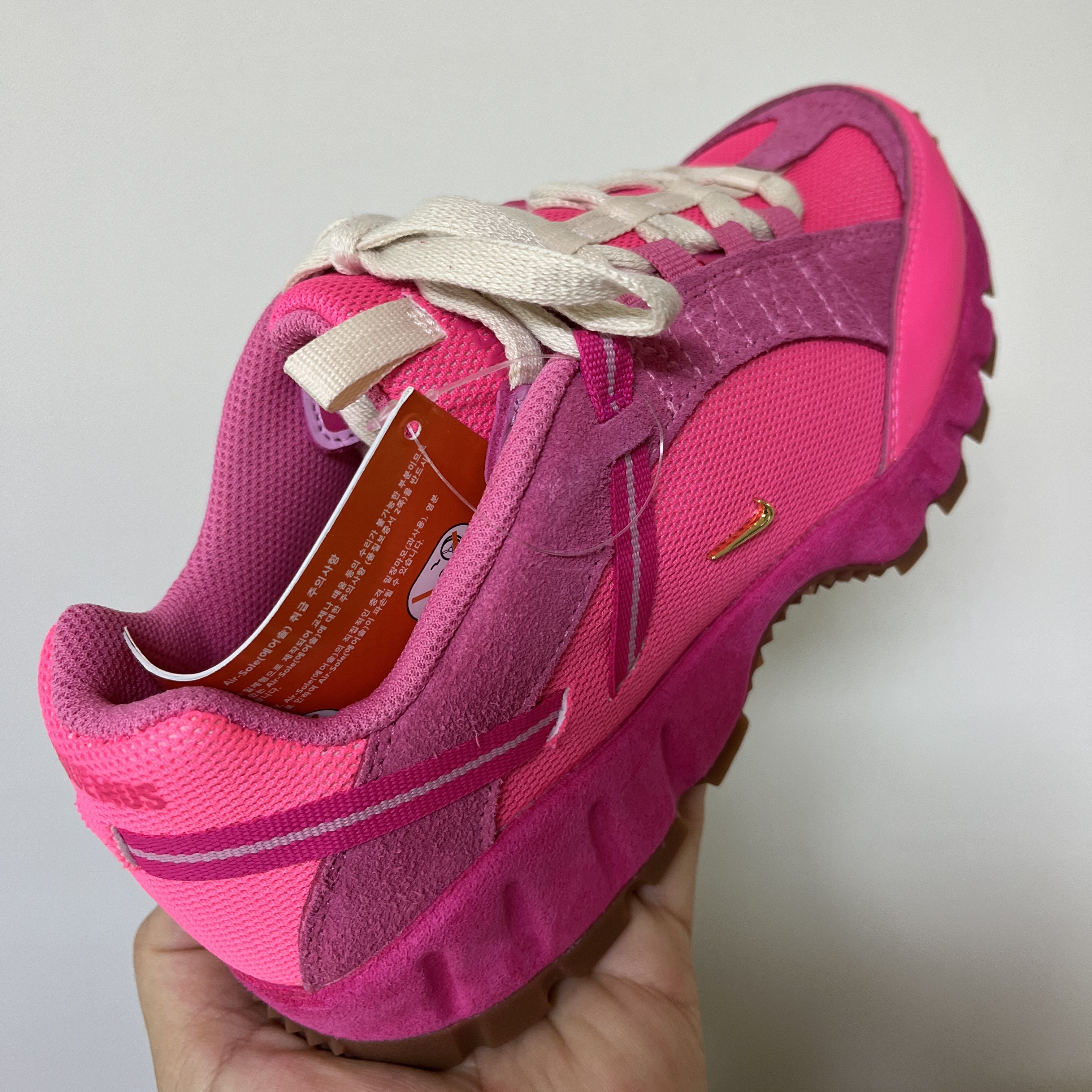 Nike x Jacquemus Air Humara LX Pink Flash 착용 스타일 - 2