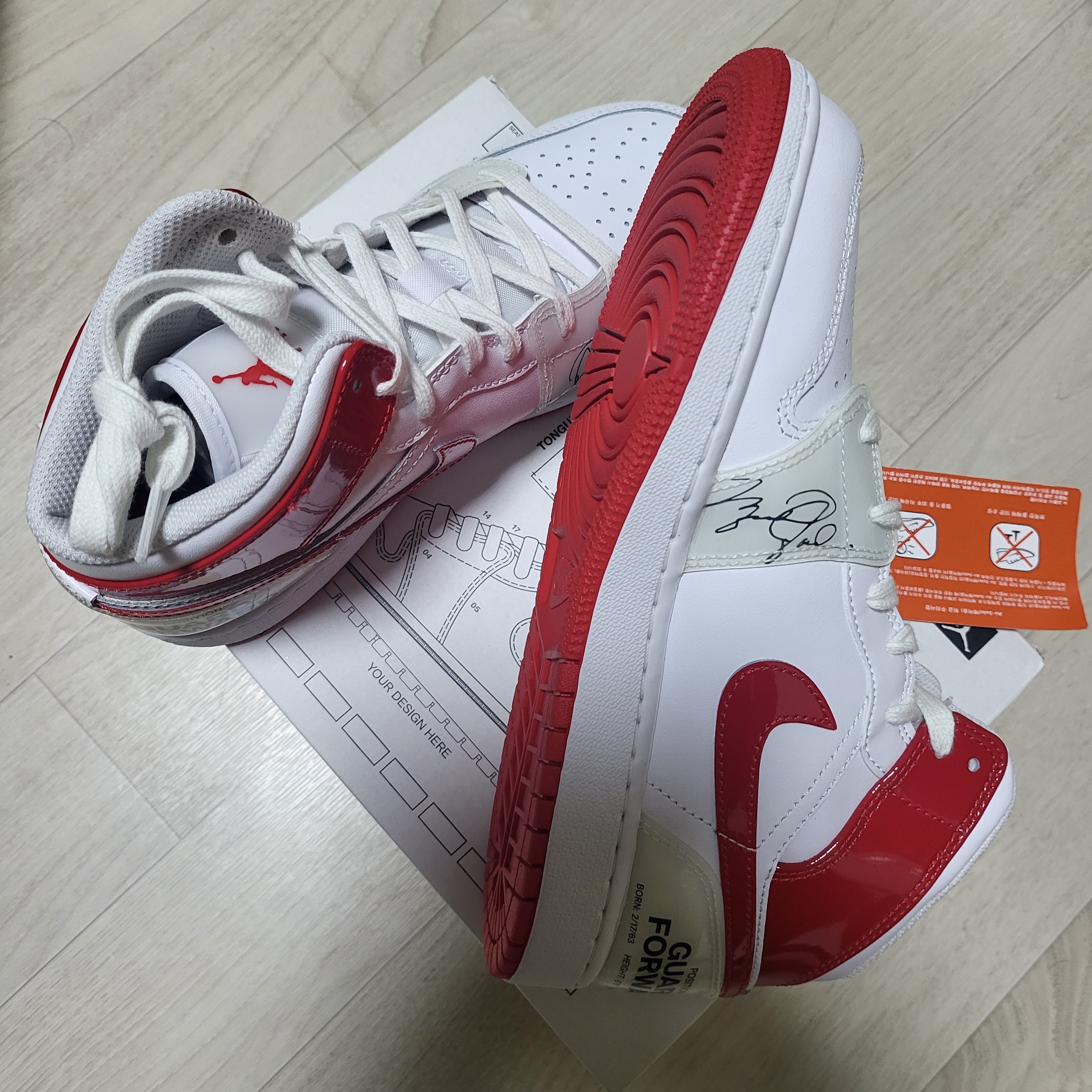 (GS) Jordan 1 Mid SS White University Red 착용 스타일 - 3