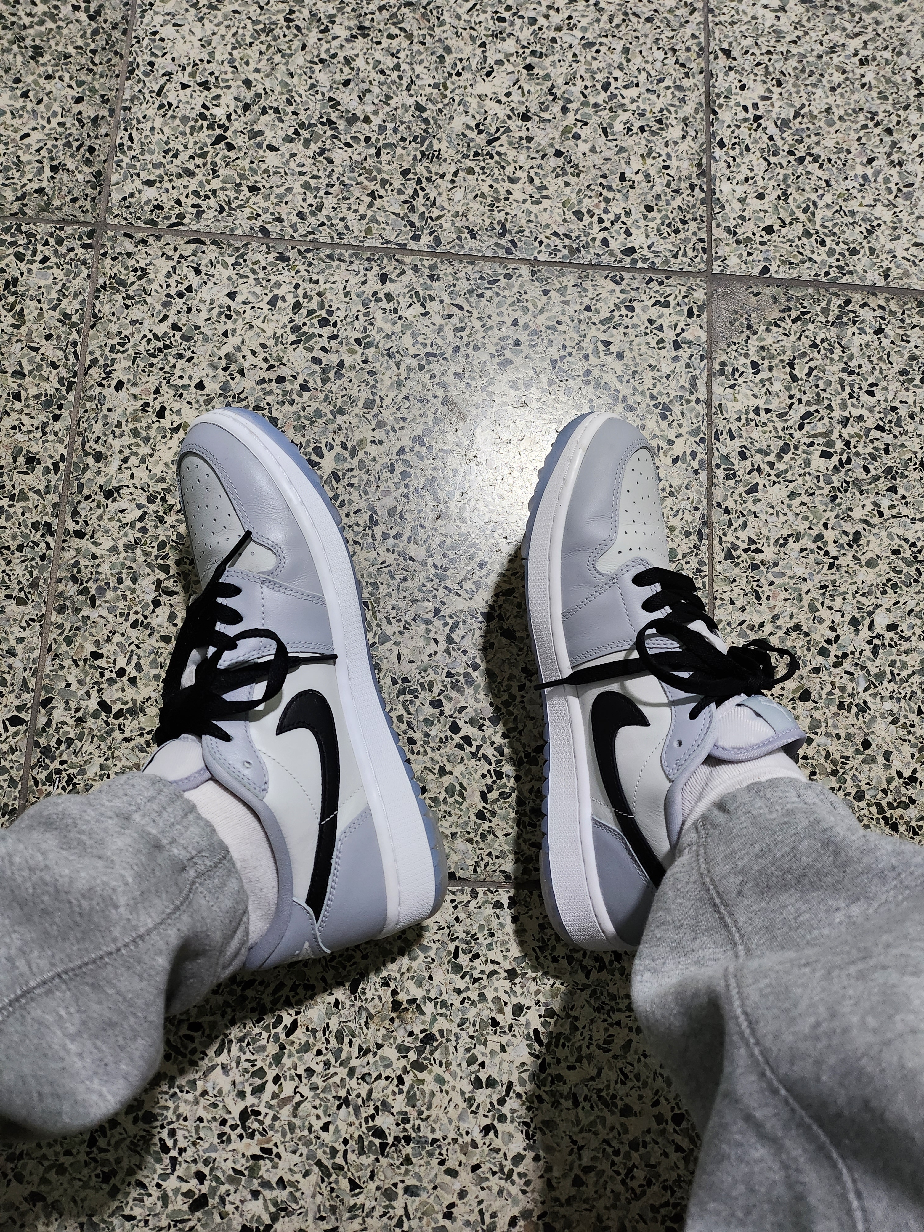 Jordan 1 Low Golf Wolf Grey, Nike NRG Solo Swoosh Fleece Pants Dark Grey Heather - US/EU 착용 스타일 - 2
