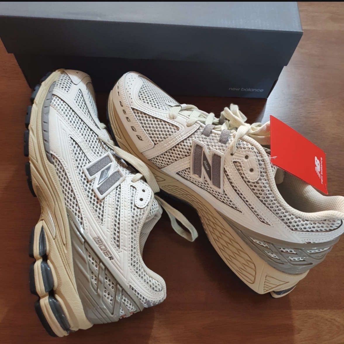 (W) Nike Zoom Vomero 5 Oatmeal, New Balance 1906R White Gray 착용 스타일 - 3