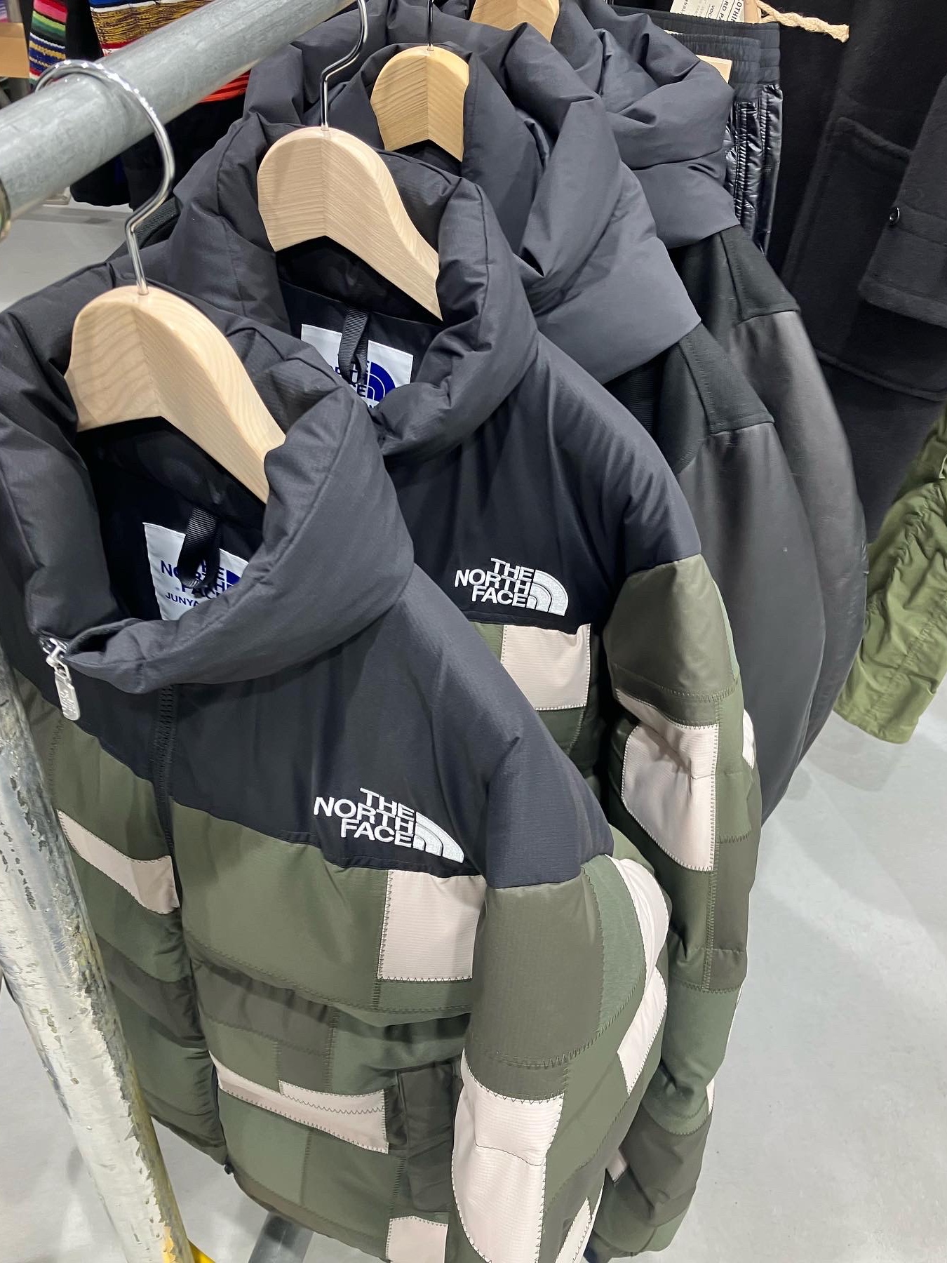 The North Face x Comme des Garcons Junya Watanabe Man Nuptse Down Jacket Khaki, Adidas Campus 80s Grey Cloud White 착용 스타일 - 3