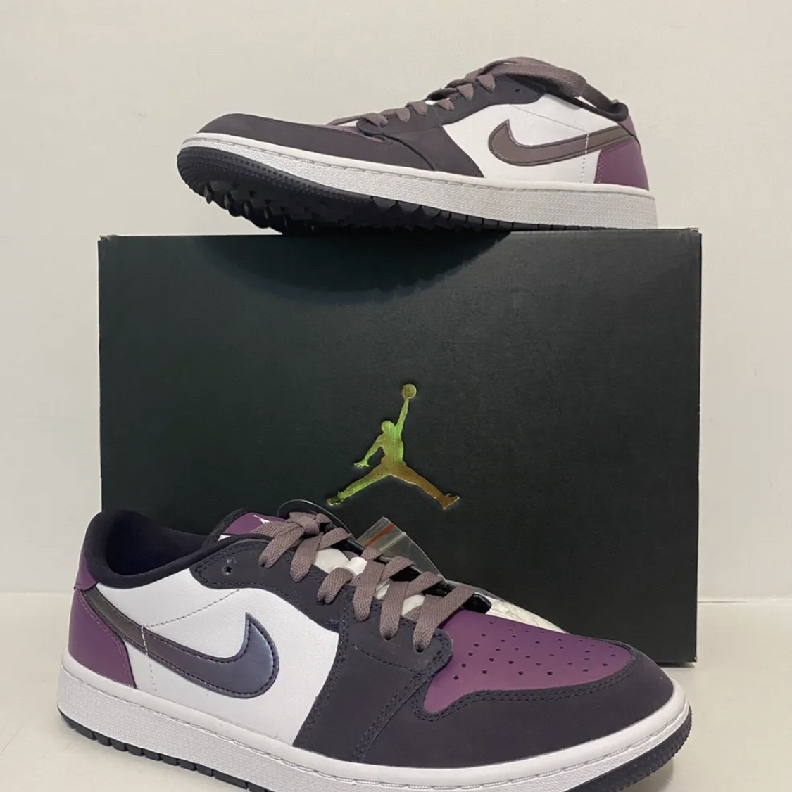 Jordan 1 Low Golf Cave Purple and Viotech 착용 스타일 - 1