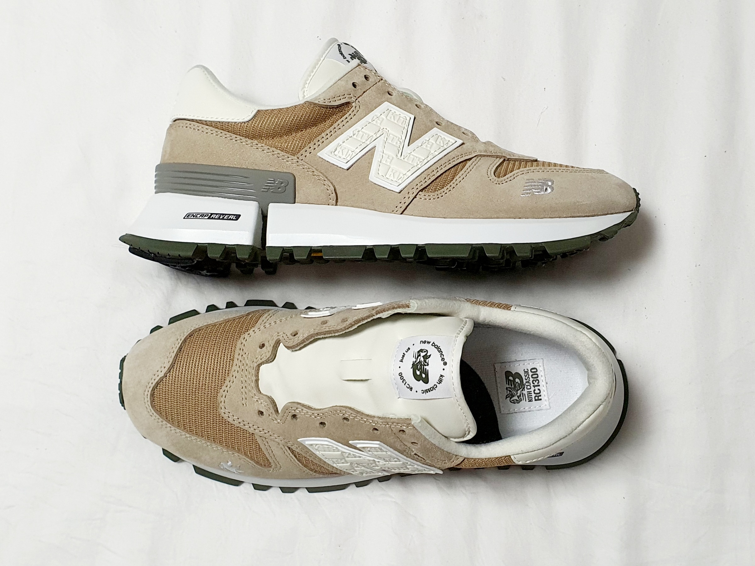 New Balance x Kith R_C 1300 10th Anniversary White Pepper 착용 스타일 - 4