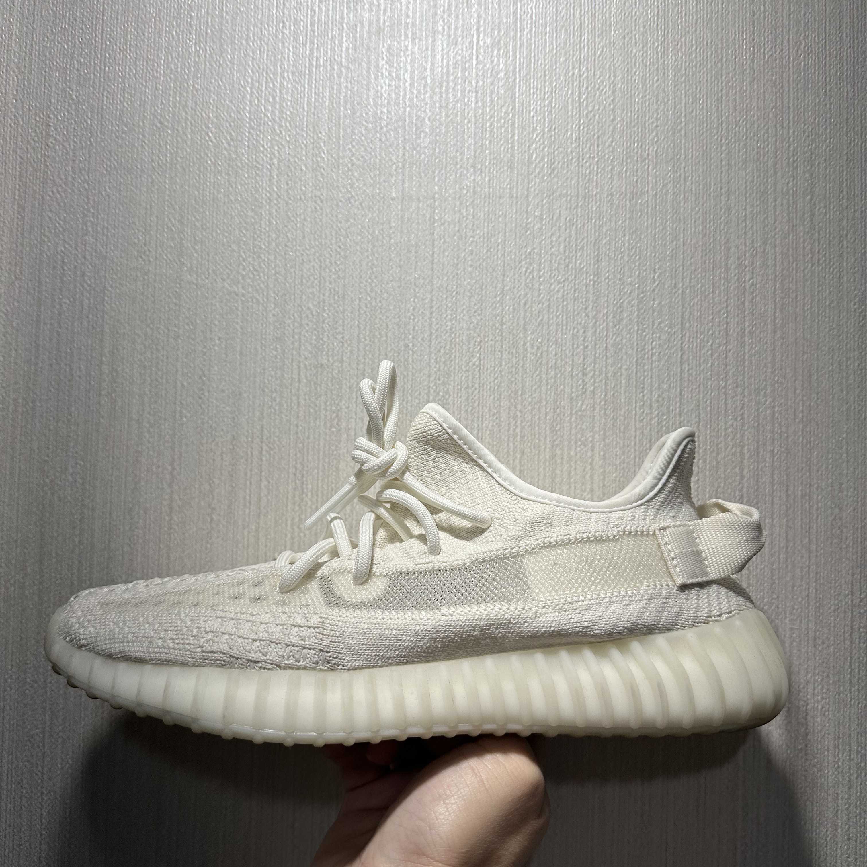 Adidas Yeezy Boost 350 V2 Bone 착용 스타일