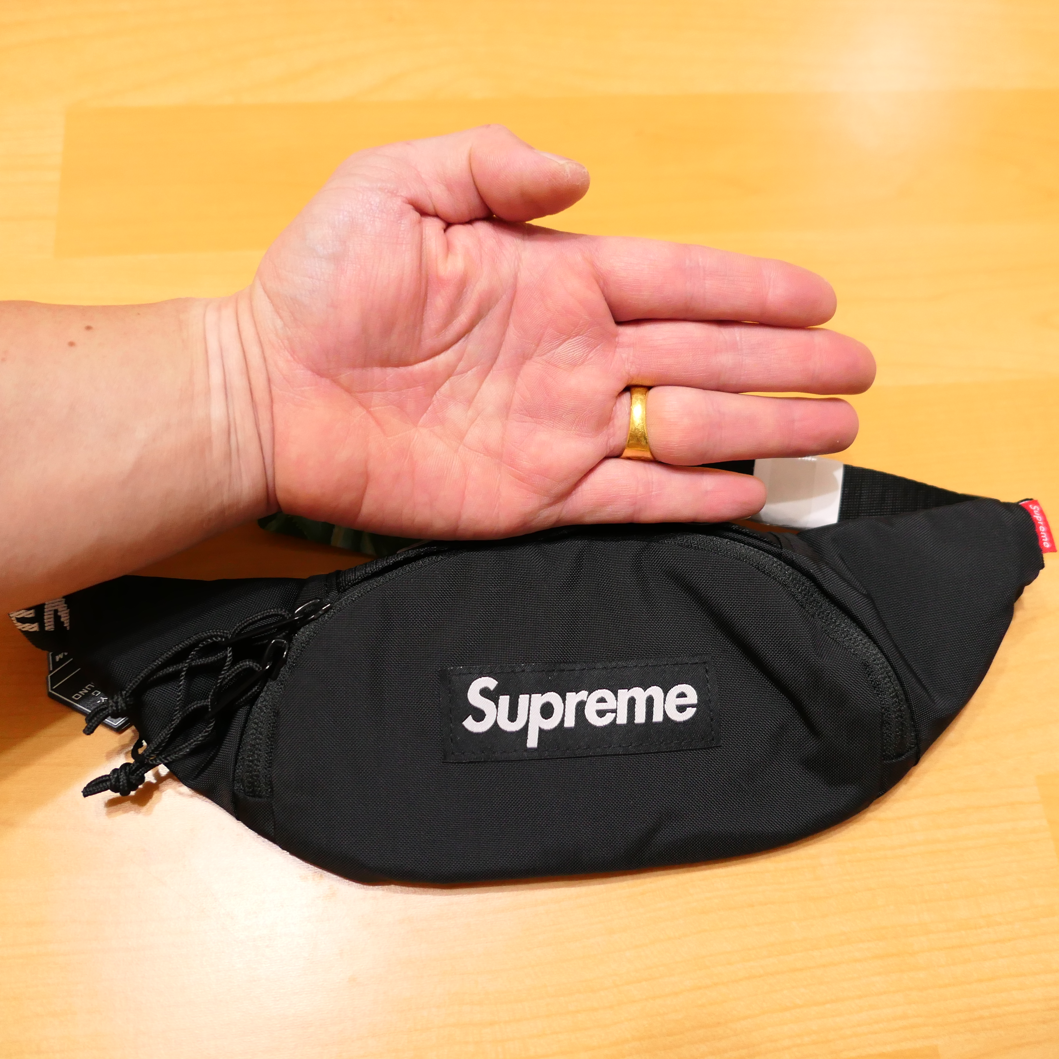 Supreme Small Waist Bag Black - 22FW 착용 스타일 - 3