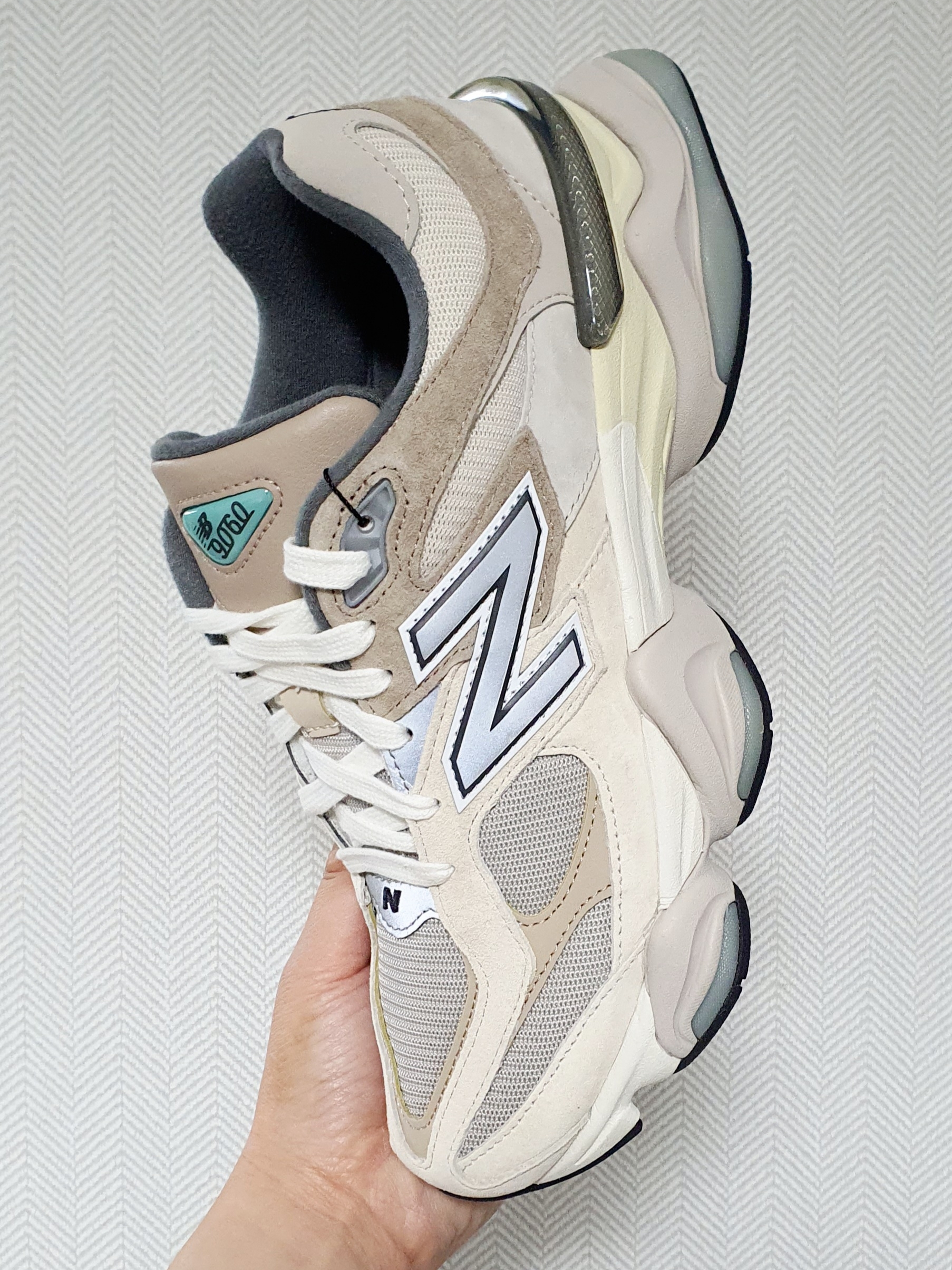 New Balance 9060 Sea Salt 착용 스타일 - 2