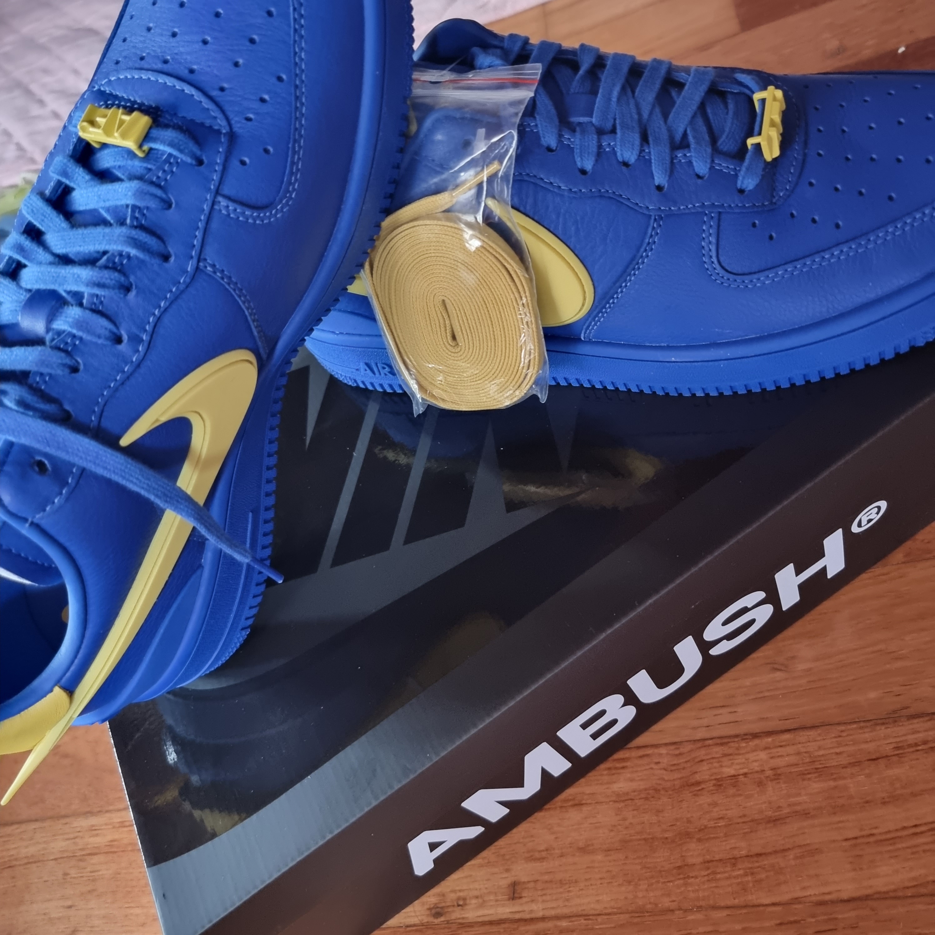 Nike x Ambush Air Force 1 Low SP Game Royal and Vivid Sulfur 착용 스타일 - 2