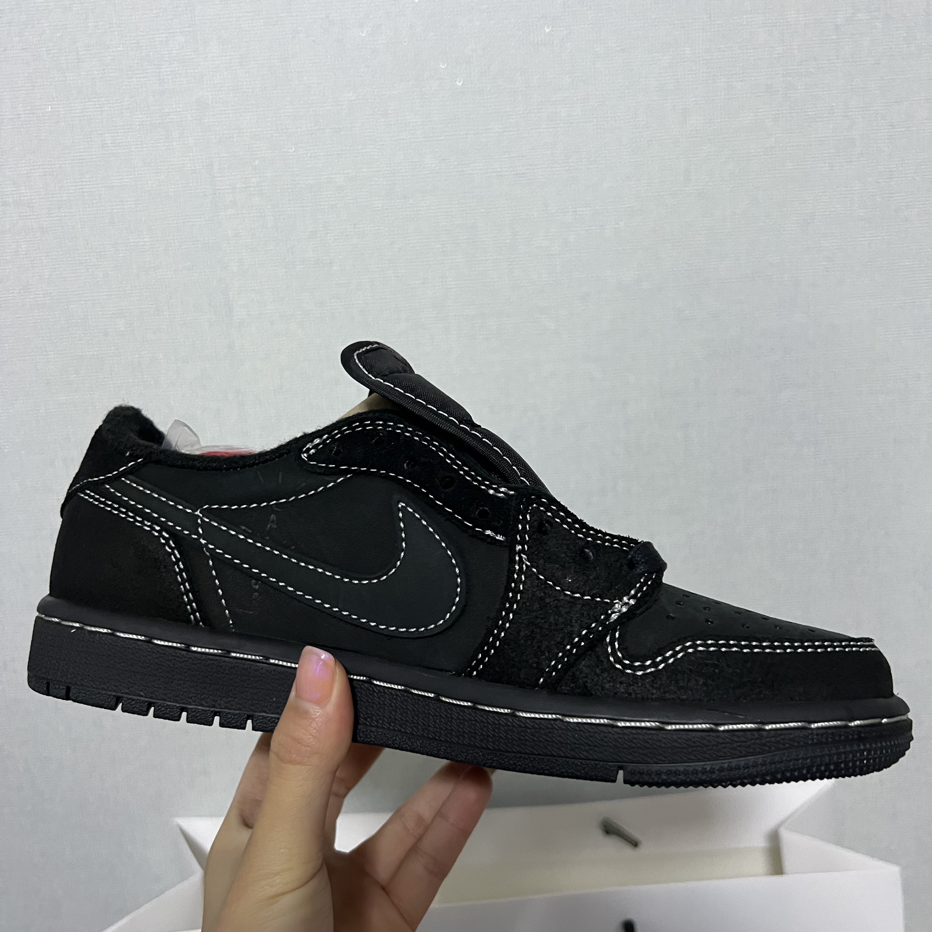 Jordan 1 x Travis Scott Retro Low OG SP Black Phantom 착용 스타일 - 2