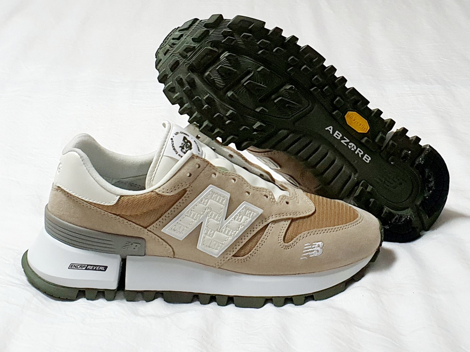 New Balance x Kith R_C 1300 10th Anniversary White Pepper 착용 스타일 - 1
