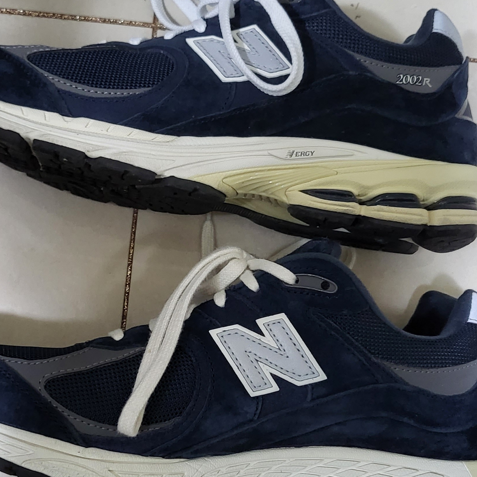 New Balance 2002R Eclipse Castlerock 착용 스타일