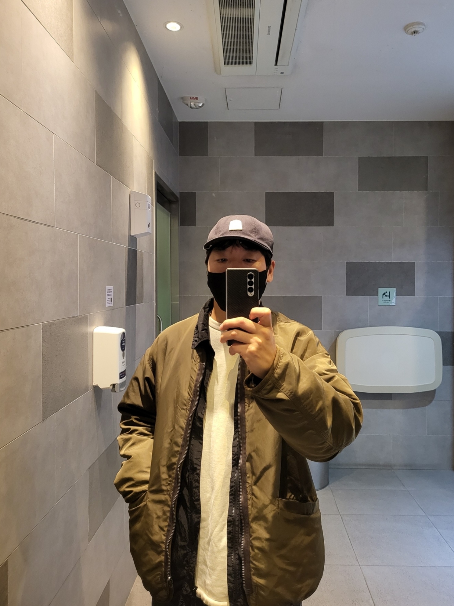 Stone Island Q0519 Nylon Metal Econyl Regenerated Nylon Primaloft Jacket Black - 22FW, New Balance 992 Made in USA Grey - D Standard 착용 스타일 - 1