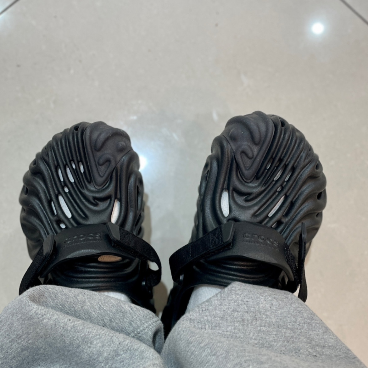Crocs x Salehe Bembury Pollex Clog Sasquatch 착용 스타일