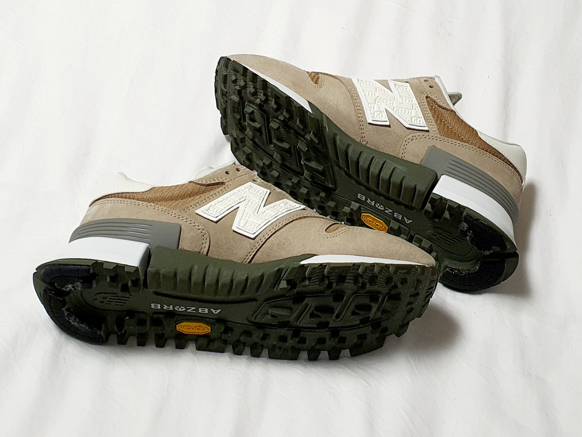 New Balance x Kith R_C 1300 10th Anniversary White Pepper 착용 스타일 - 3