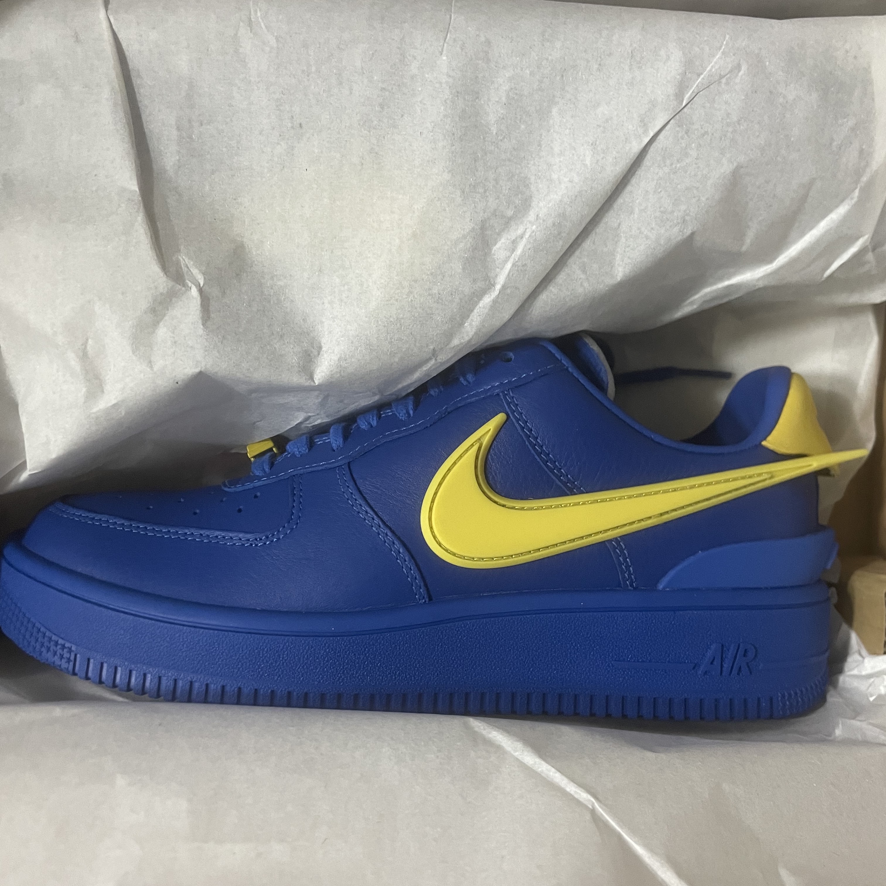 Nike x Ambush Air Force 1 Low SP Game Royal and Vivid Sulfur 착용 스타일 - 2