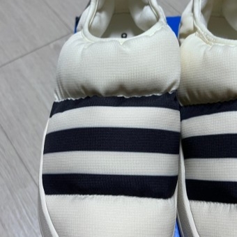 Adidas Puffylette Off White 착용 스타일