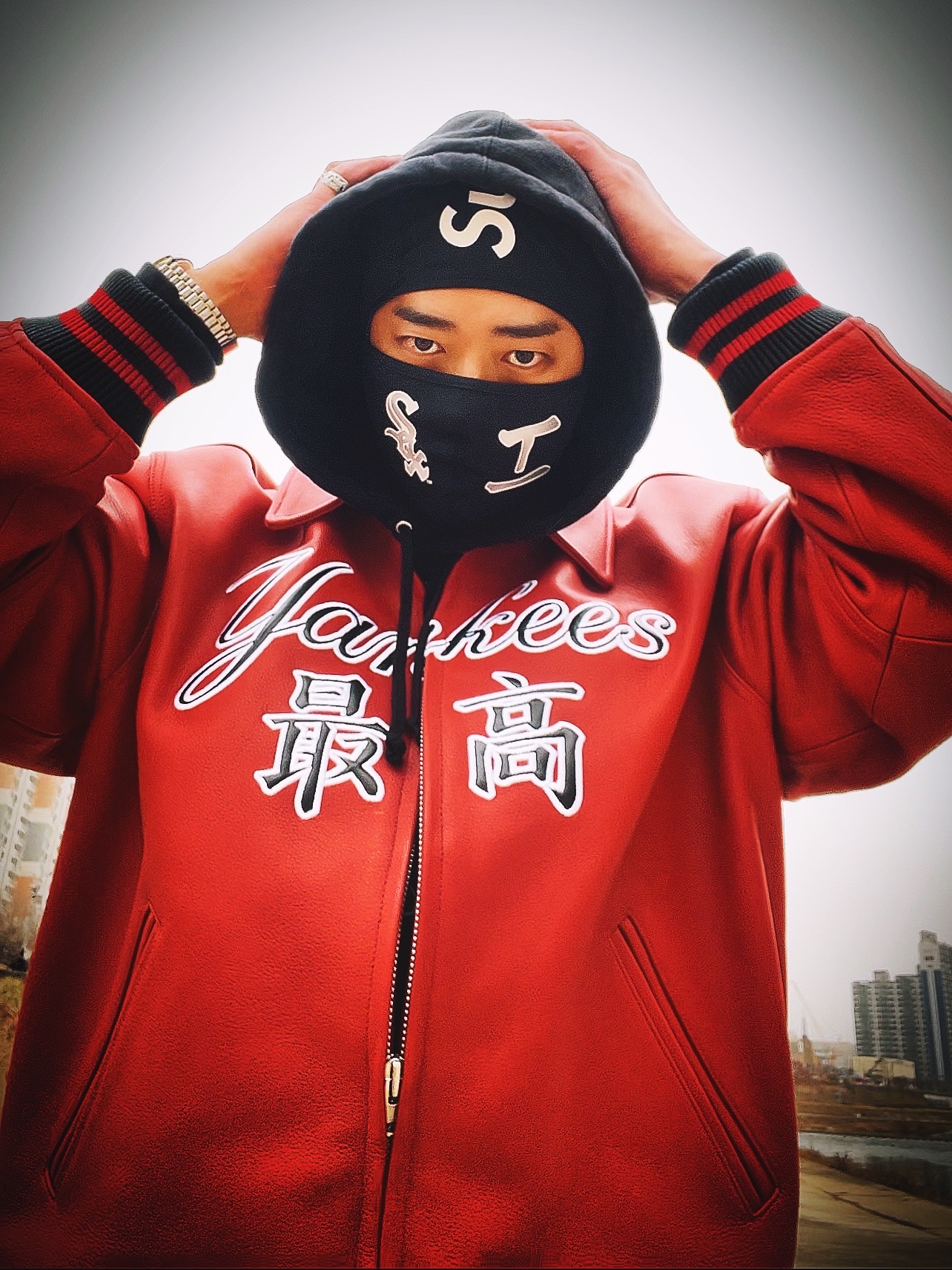 Supreme x MLB Kanji Teams Lightweight Balaclava Yankees Red - 22FW, Supreme x MLB Kanji Teams Lightweight Balaclava White Sox Black - 22FW 착용 스타일 - 1