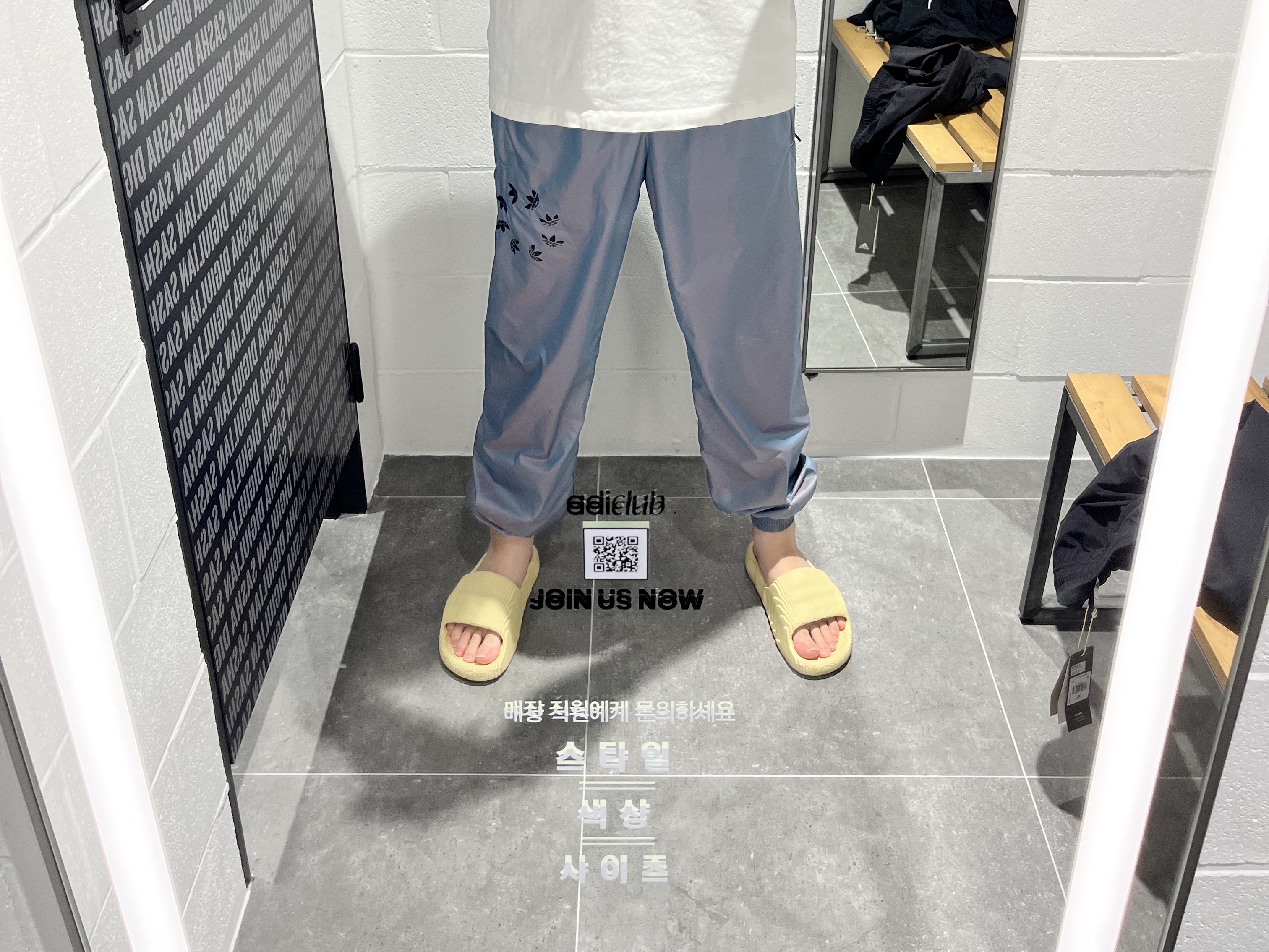 Adidas Adilette 22 Desert Sand 착용 스타일