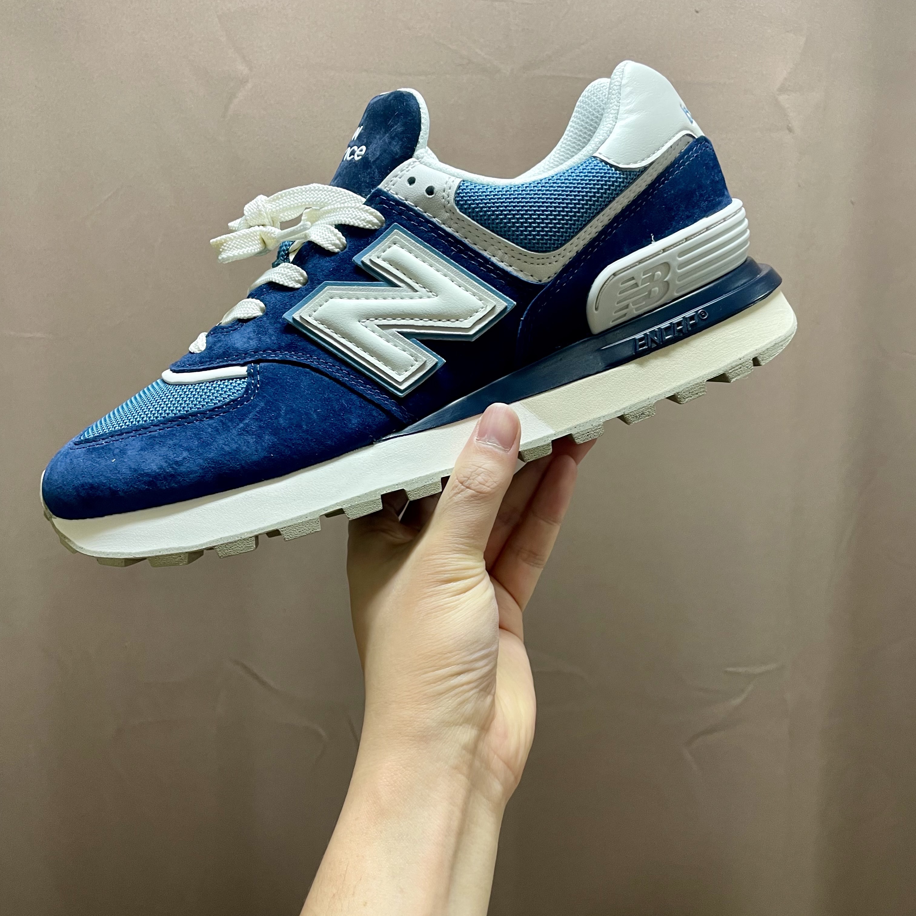 New Balance 574 Legacy Navy Sea Salt 착용 스타일 - 1