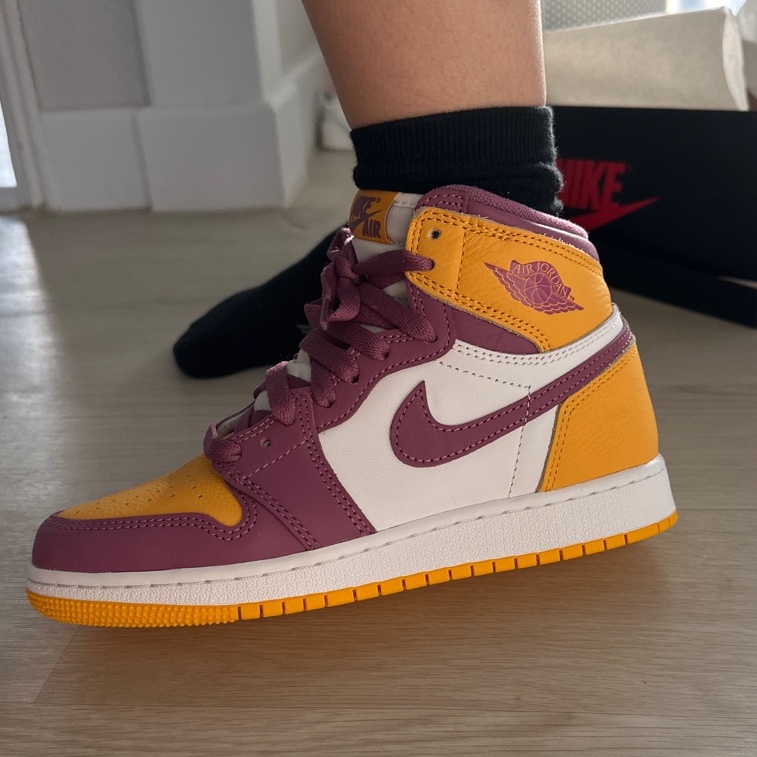 (GS) Jordan 1 Retro High OG University Gold Light Bordeaux 착용 스타일