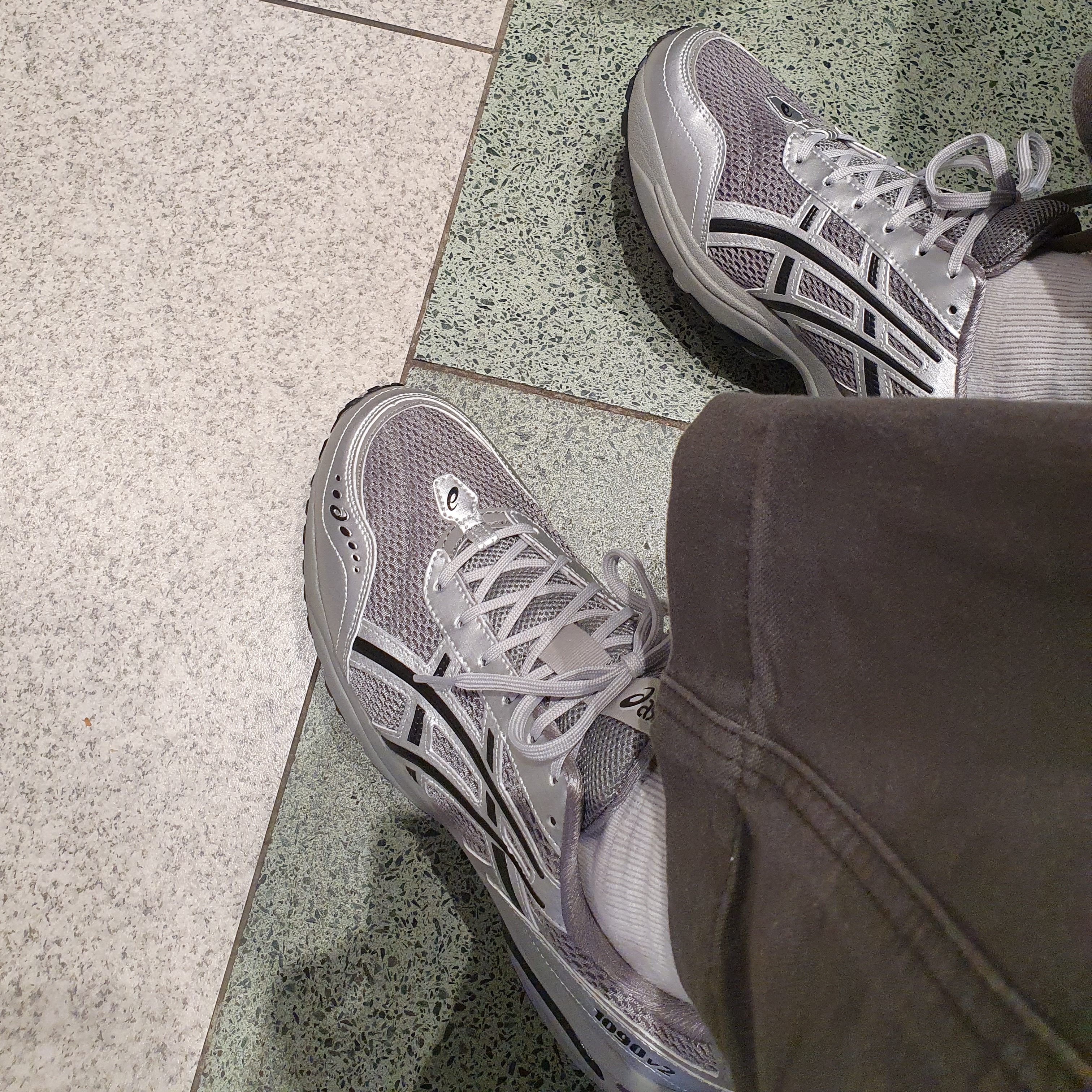 Asics x Freja Wewer Gel-1090 V2 Clay Grey Pure Silver 착용 스타일
