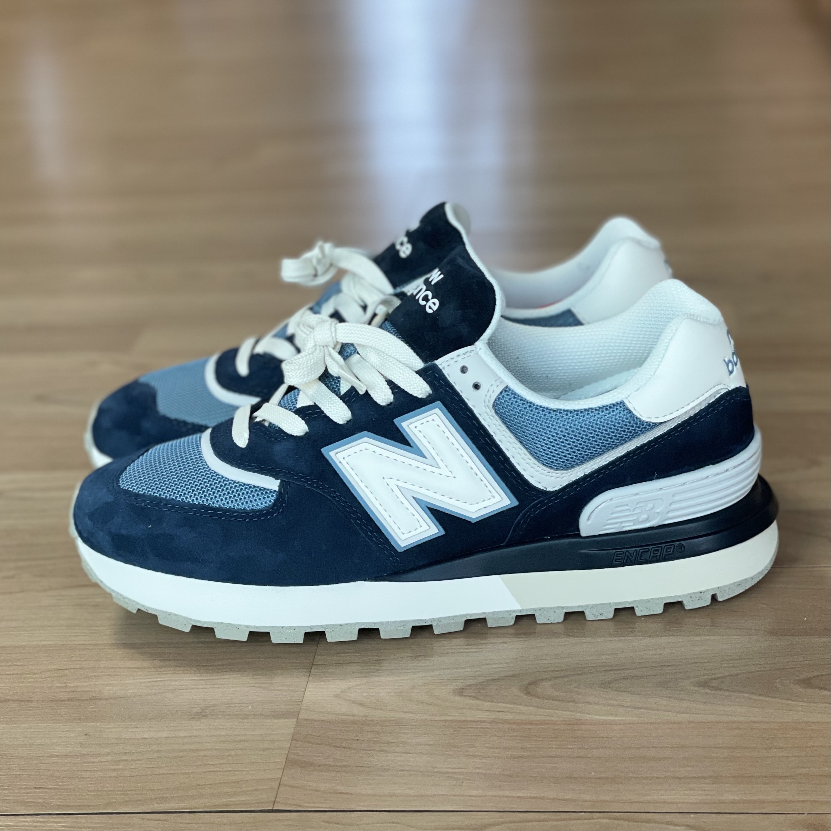 New Balance 574 Legacy Navy Sea Salt 착용 스타일 - 2