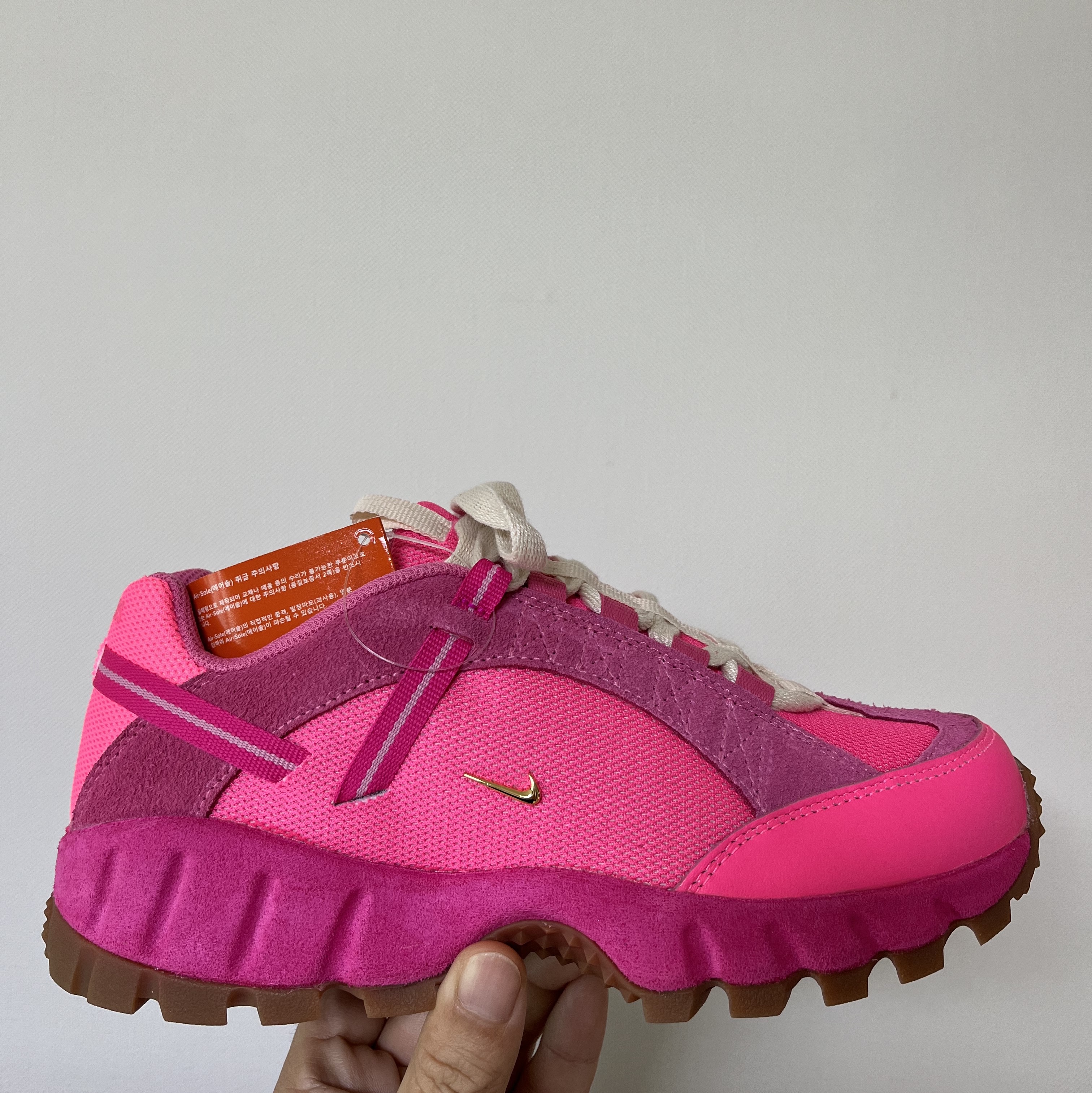 Nike x Jacquemus Air Humara LX Pink Flash 착용 스타일 - 1