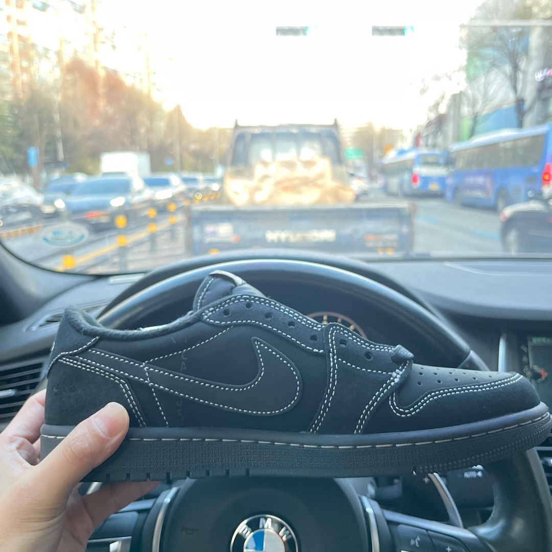 Jordan 1 x Travis Scott Retro Low OG SP Black Phantom 착용 스타일 - 3