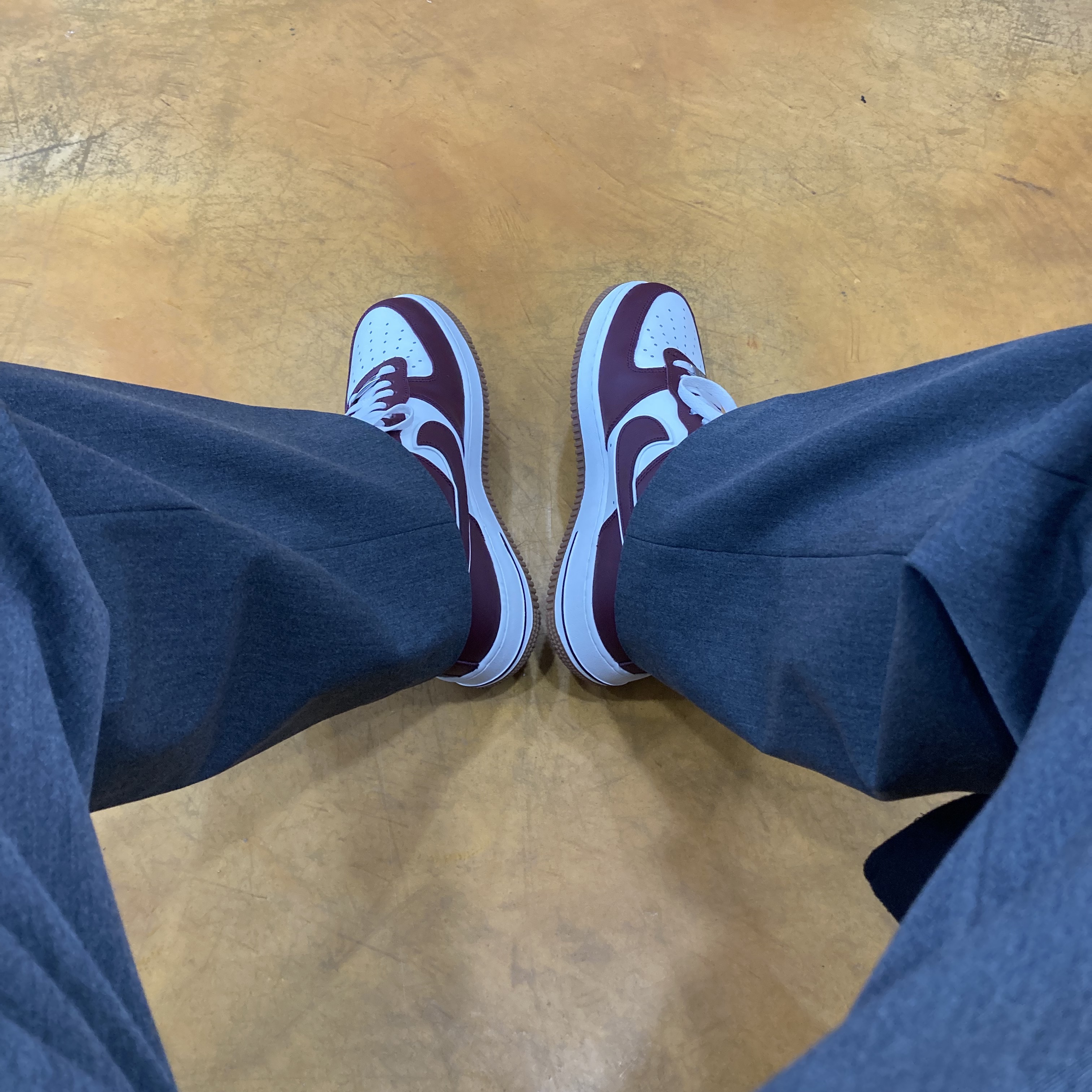 Nike Air Force 1 '07 LV8 Night Maroon 착용 스타일
