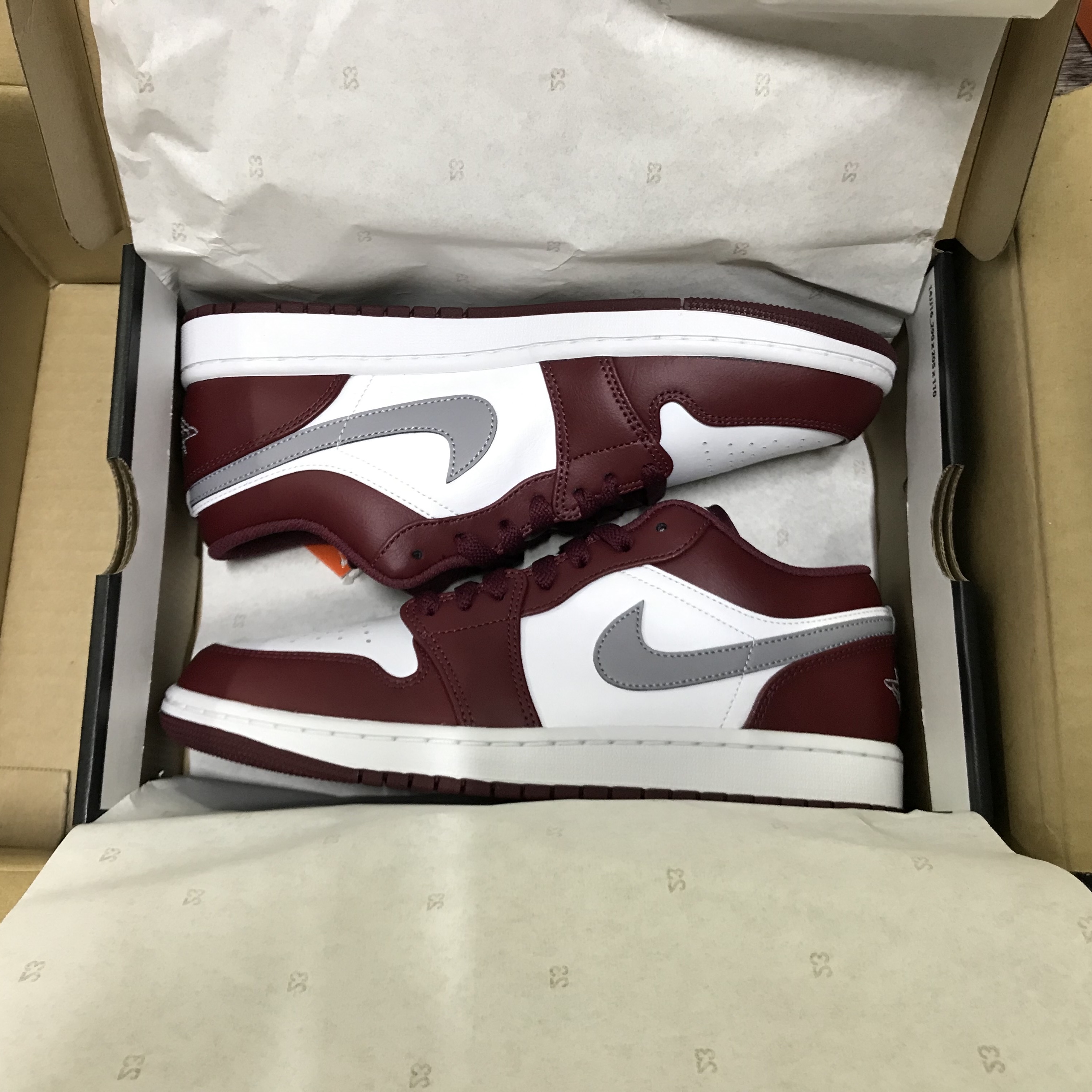 Jordan 1 Low Cherrywood Red 착용 스타일 - 1