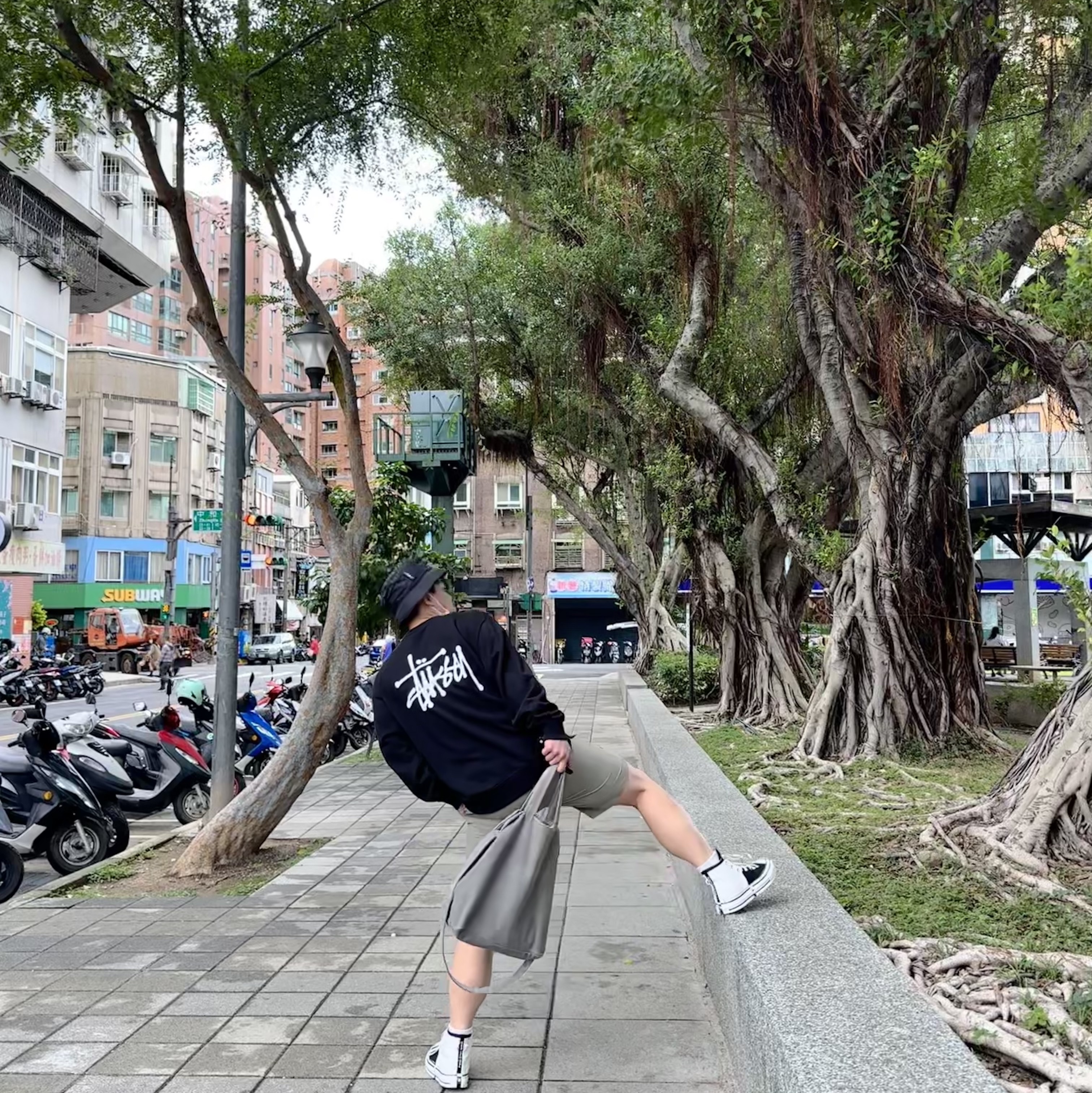 Stussy Basic Stussy Crew Black 2022, Converse x Feng Chen Wang Chuck 70 2-in-1 Natural Ivory Black 착용 스타일 - 1