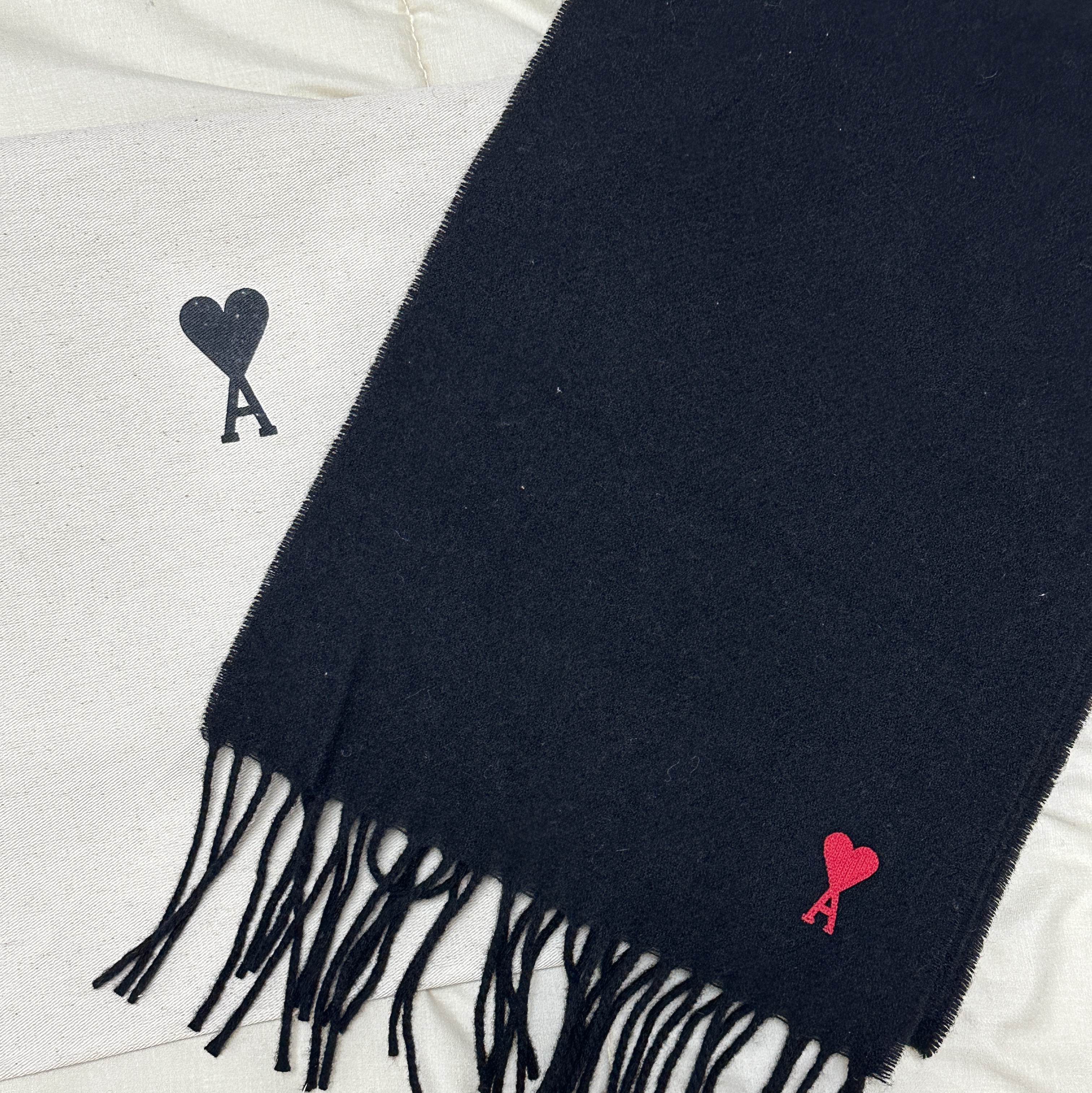 AMI de Coeur Classic Muffler Black 착용 스타일