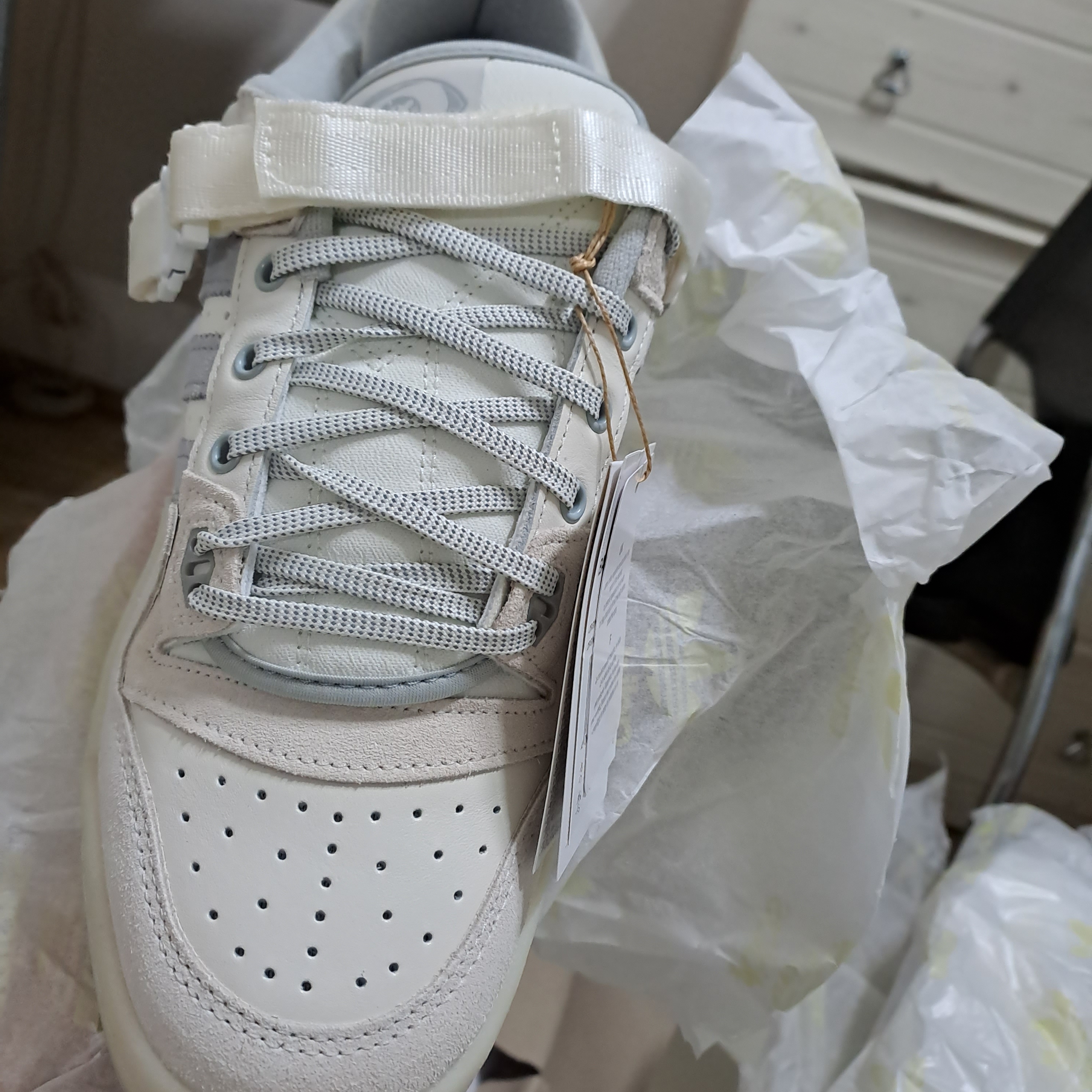 Adidas x Bad Bunny Forum Low Cloud White Clear Onix 착용 스타일 - 5