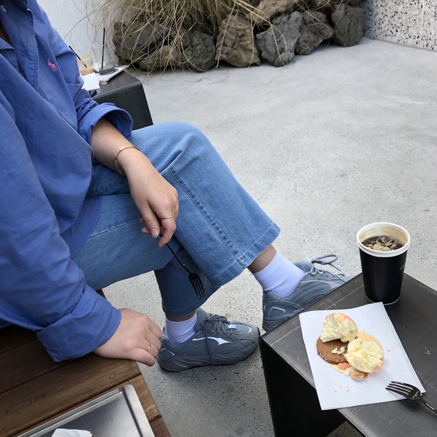 Adidas Yeezy Boost 700 V2 Hospital Blue 착용 스타일 - 2