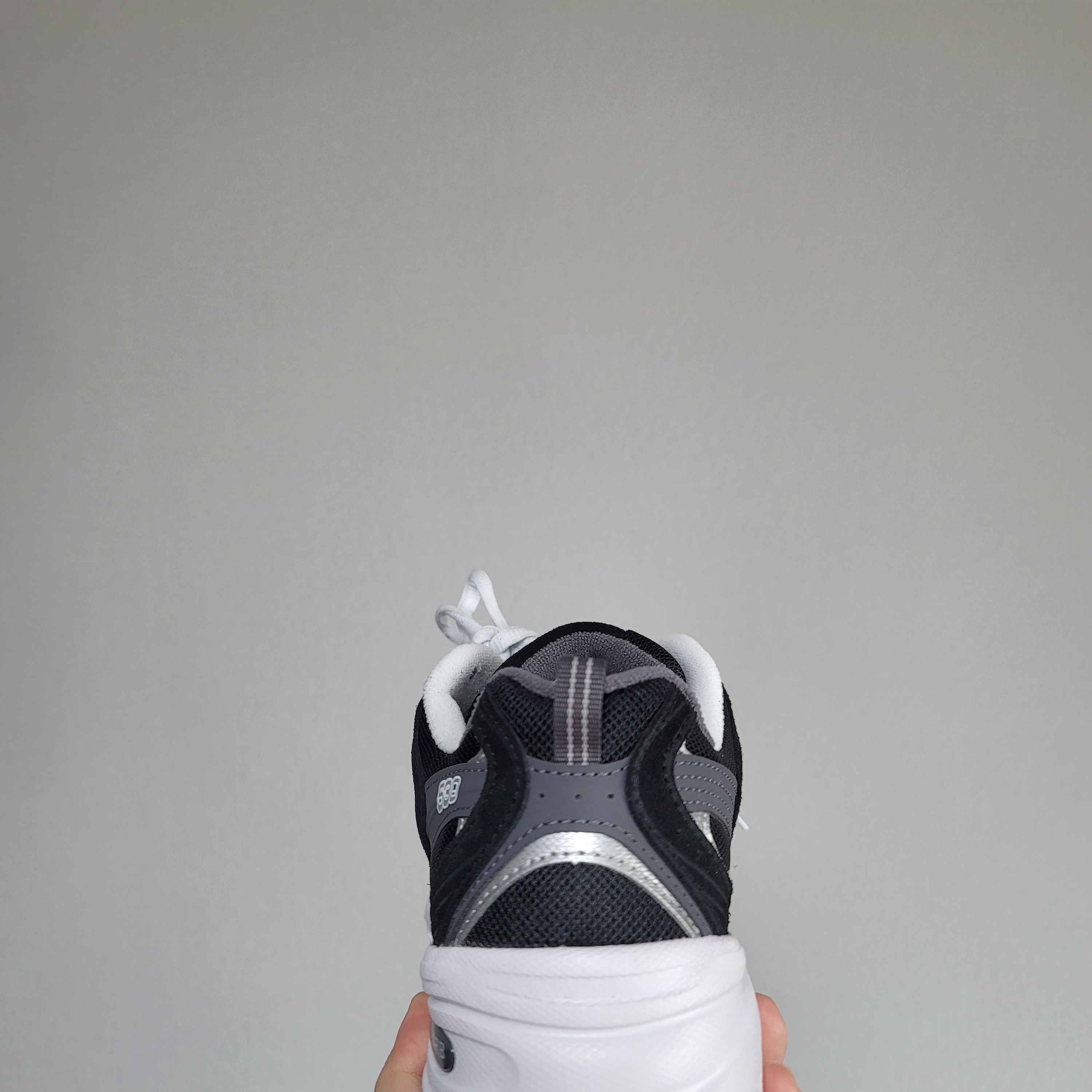 New Balance 530 Classic Black 착용 스타일 - 4