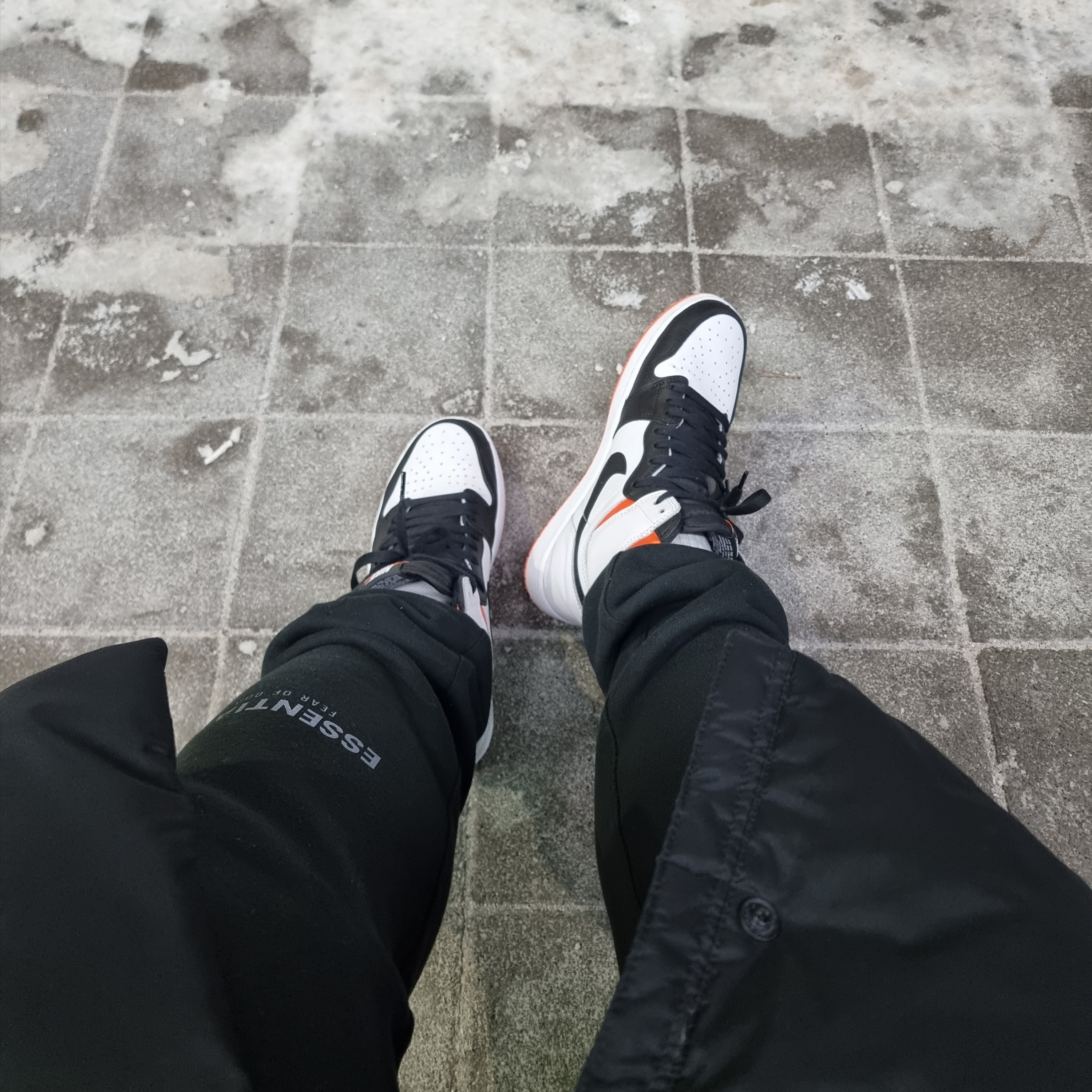 Essentials Sweatpants Dark Slate/Black 2020, Jordan 1 Retro High OG Electro Orange 착용 스타일