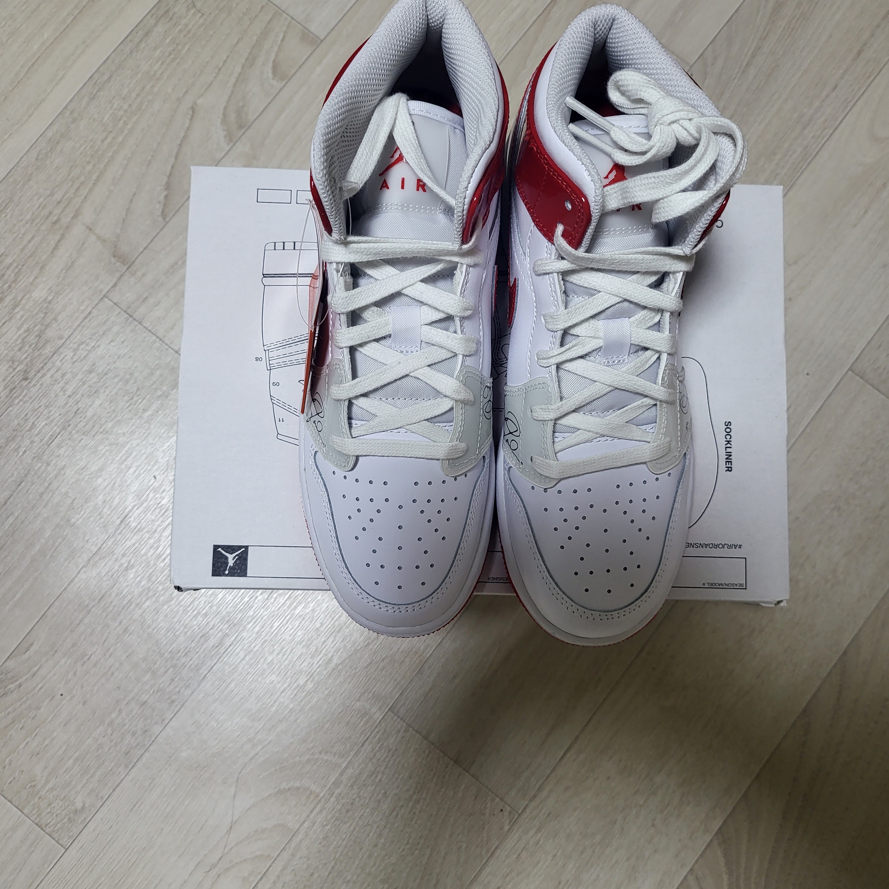 (GS) Jordan 1 Mid SS White University Red 착용 스타일 - 1