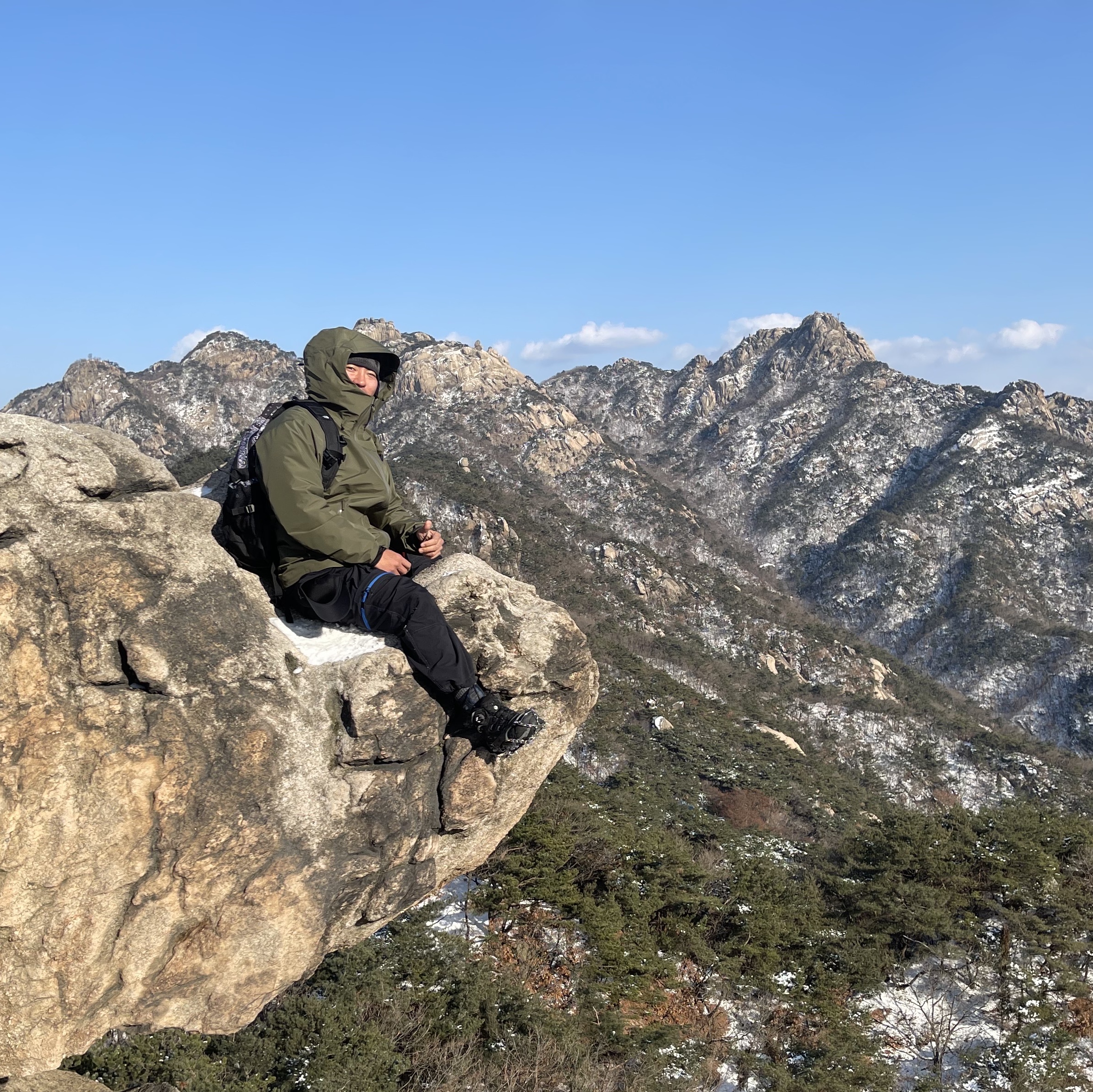 Arc'teryx Atom LT Hoody Black, Nike ACG Smith Summit Cargo Pants Black Summit White - Asia 착용 스타일 - 1